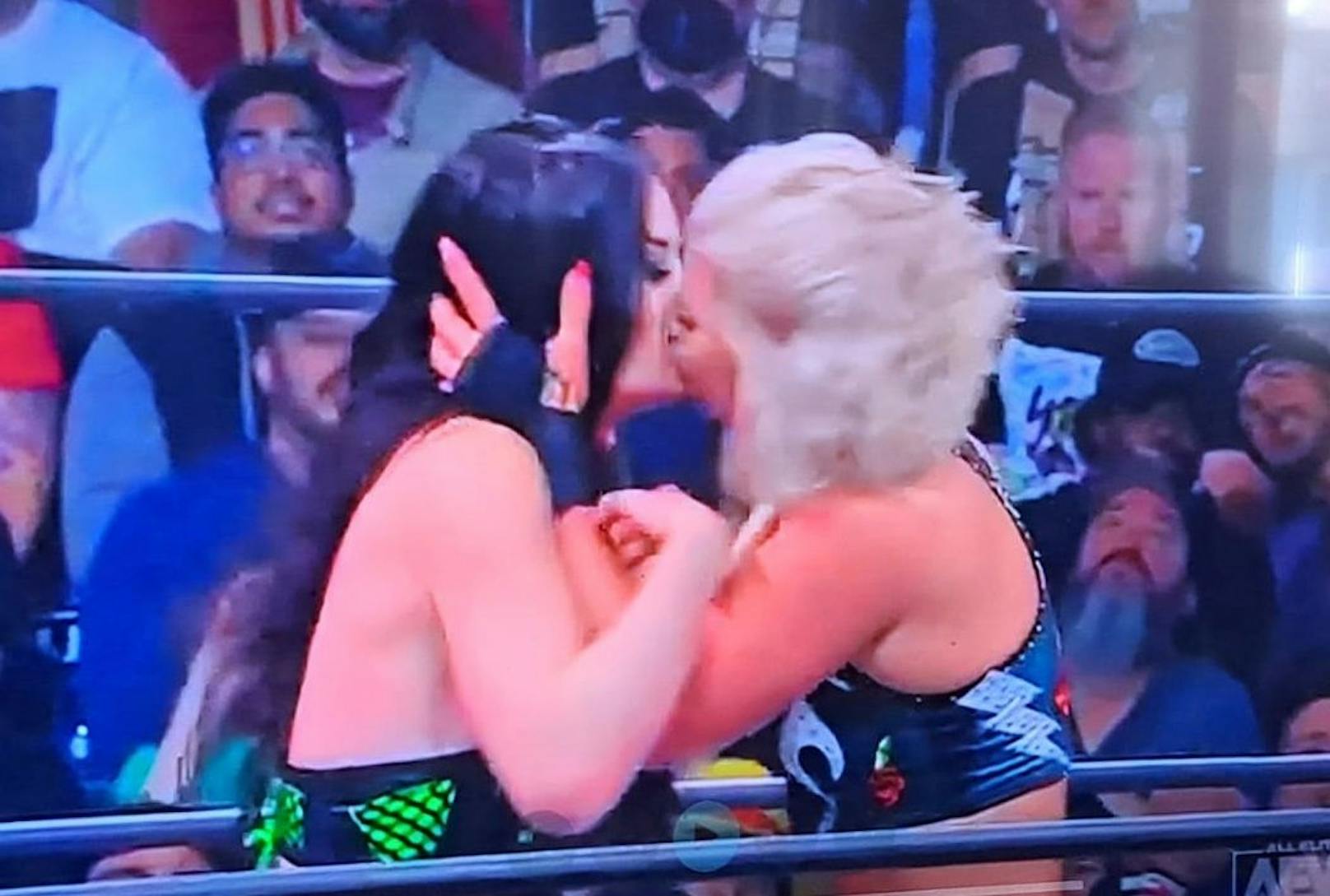 Auch beim Wrestling gibt es jetzt einen Kuss-Skandal