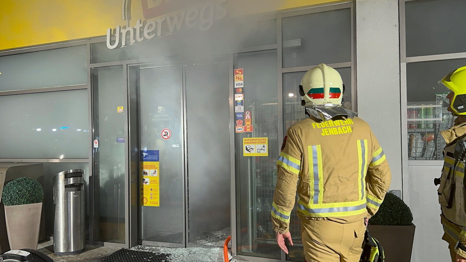 Feuerwehreinsatz bei einer Tankstelle in Jenbach am 20. September 2023. Ein Kunde war während eines unbemerkten Klo-Gangs von einem Angestellten eingesperrt worden, löste daraufhin die Alarmanlage aus.