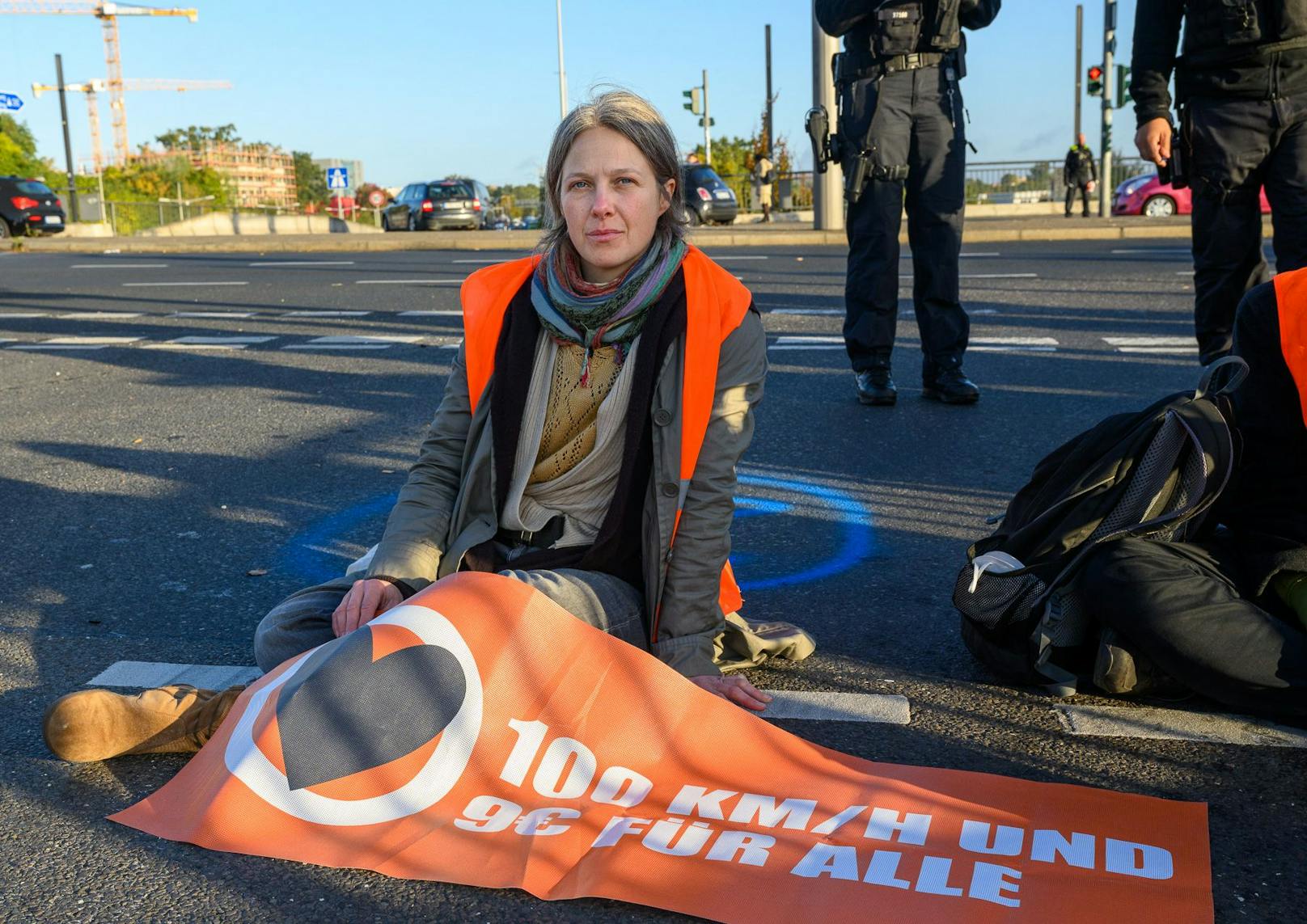 Caroline Schmidt vom Aufstand der Letzten Generation bei einer Blockade der A100 in Berlin am 11. Oktober 2022.