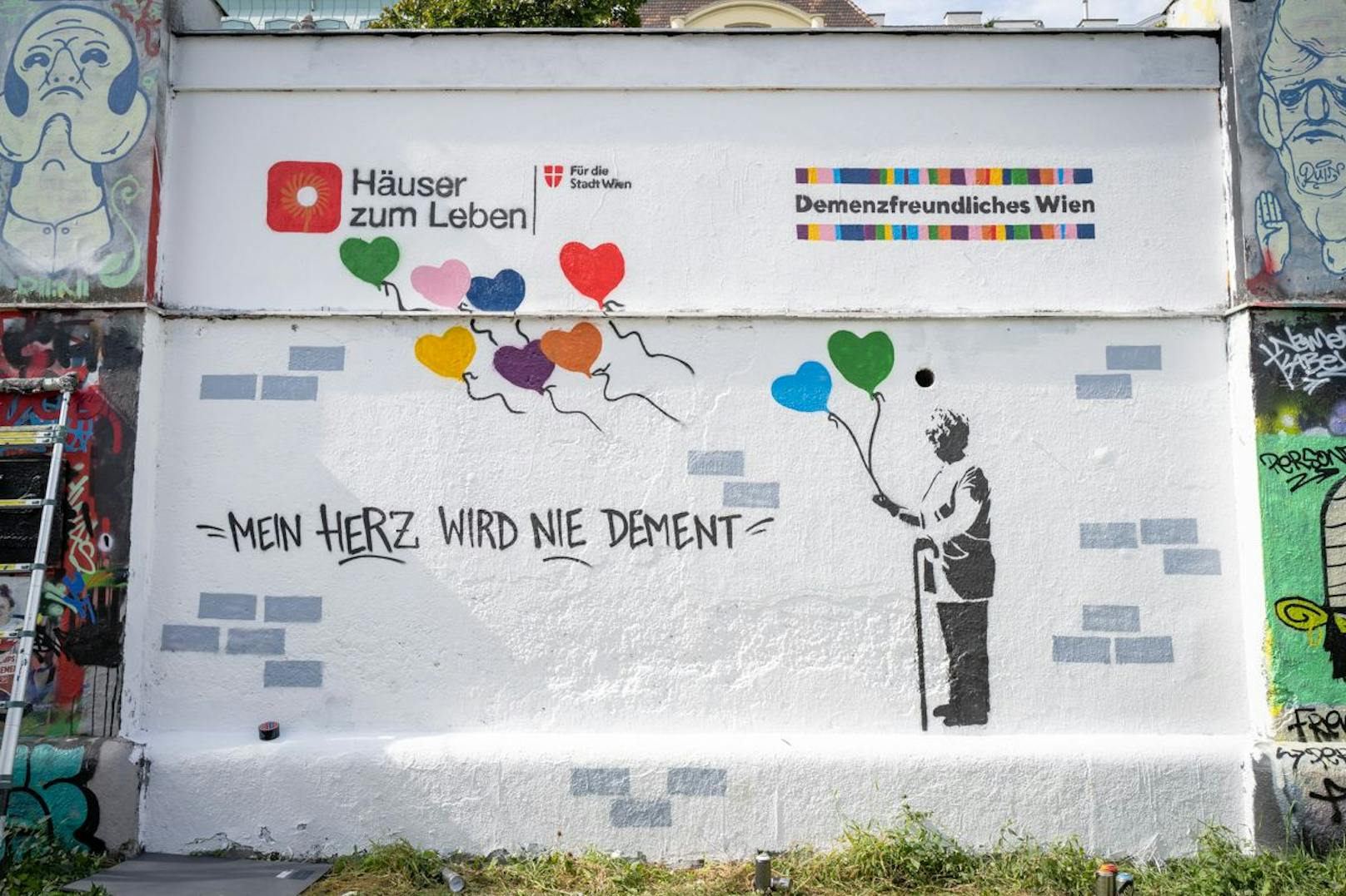 Das Hauptmotiv erinnert an ein bekanntes Motiv von Graffitti-Legende Banksy.