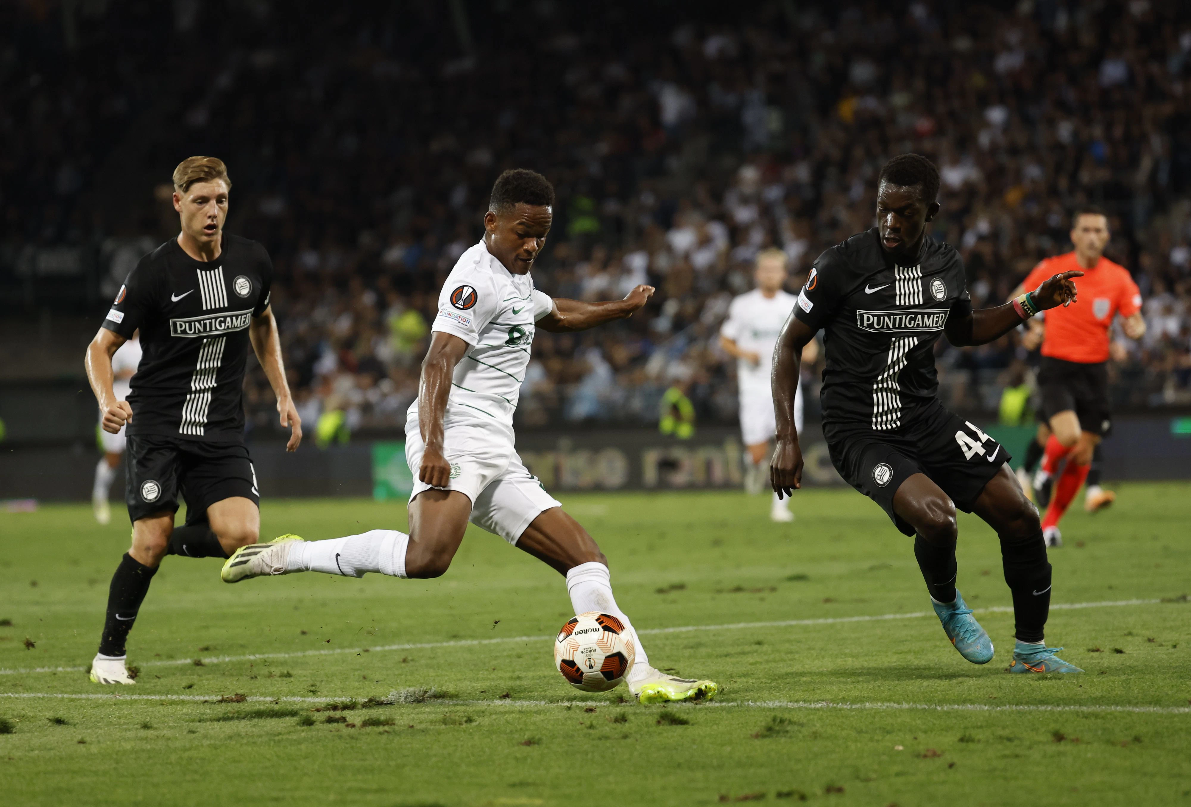 Sporting Lissabon gewinnt gegen Sturm Graz. 