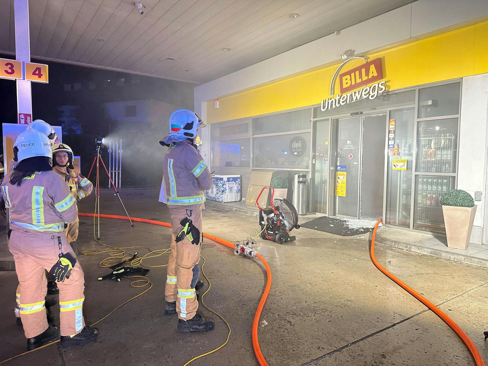 Feuerwehreinsatz bei einer Tankstelle in Jenbach am 20. September 2023. Ein Kunde war während eines unbemerkten Klo-Gangs von einem Angestellten eingesperrt worden, löste daraufhin die Alarmanlage aus.