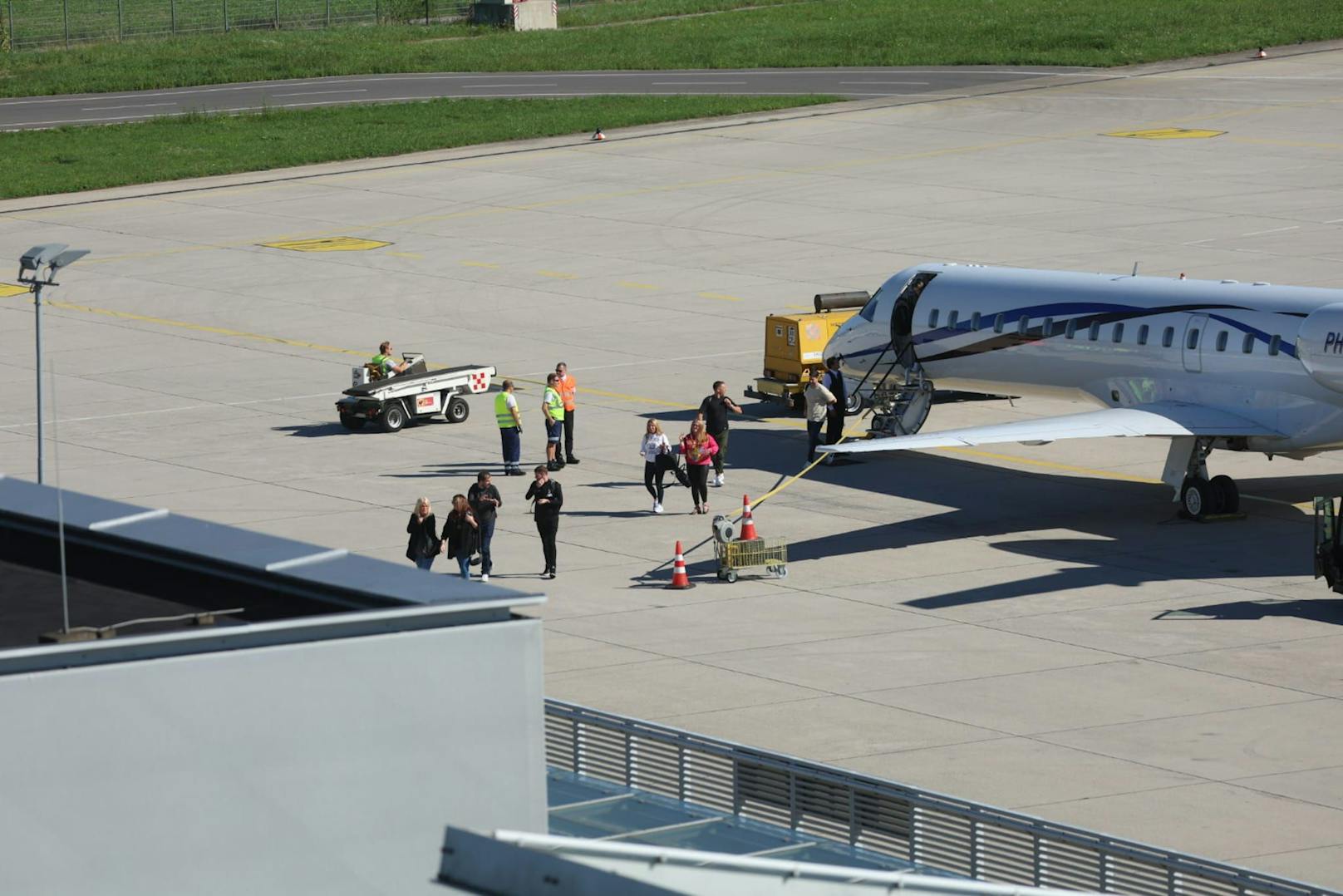 Die Stars des FC Liverpool um Trainer Jürgen Klopp kamen am Mittwochabend mit knapp einer Stunde Verspätung am Linzer Flughafen an. Dort warteten Fans bereits seit Stunden. Um exakt 19.57 landete die Maschine.