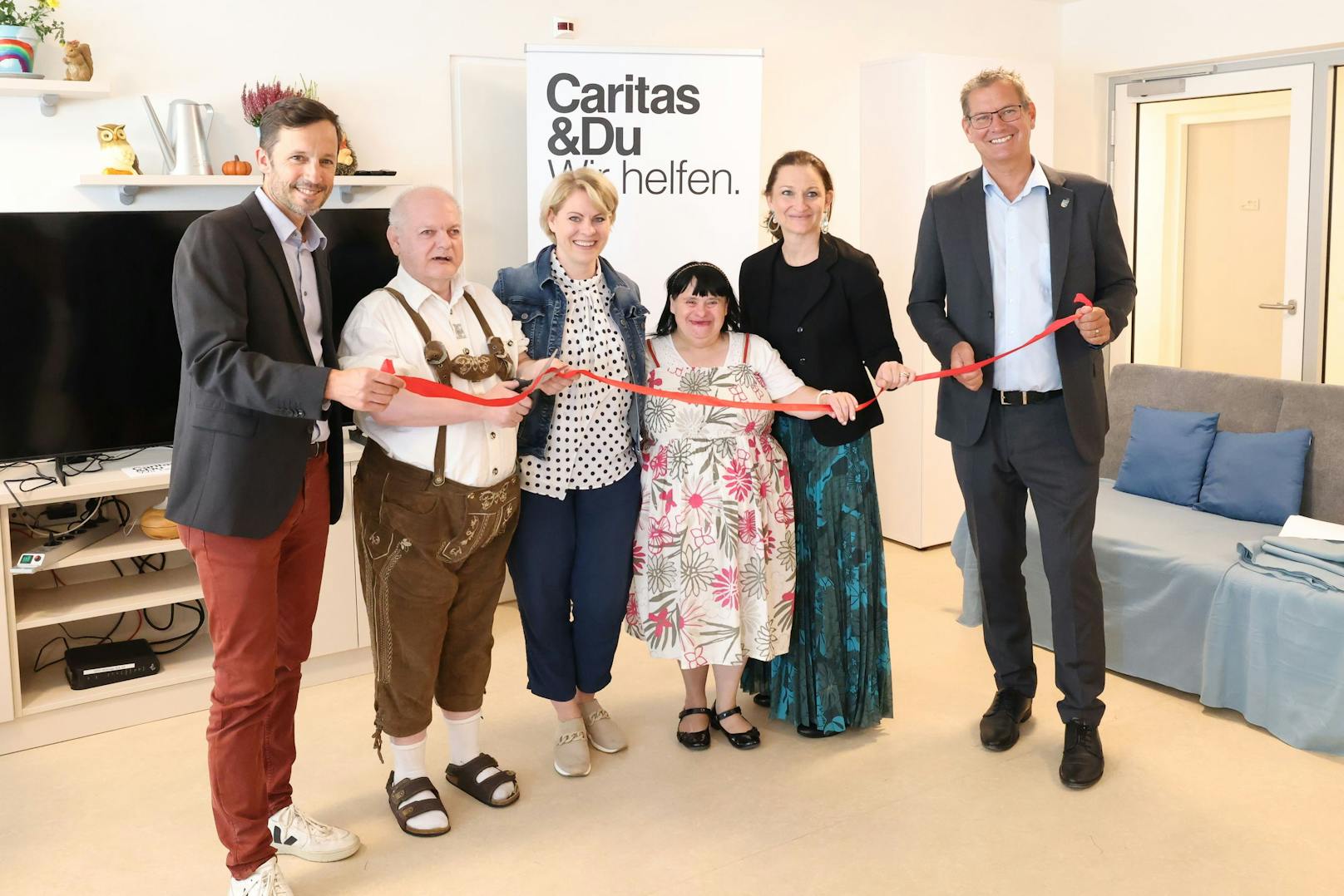 Caritas Wien-Chef Klaus Schwertner, ein Bewohner, FSW-Chefin Susanne Winkler, Bewohnerin Sissi, Leiterin Ilse Simma-Boyd und Bezirkschef Georg Papai eröffneten den Verbund.