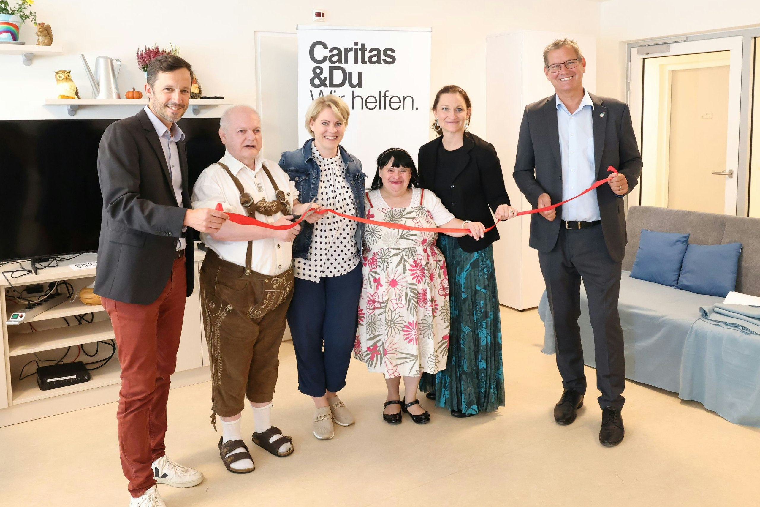Caritas Wien-Chef Klaus Schwertner, ein Bewohner, FSW-Chefin Susanne Winkler, Bewohnerin Sissi, Leiterin Ilse Simma-Boyd und Bezirkschef Georg Papai eröffneten den Verbund.