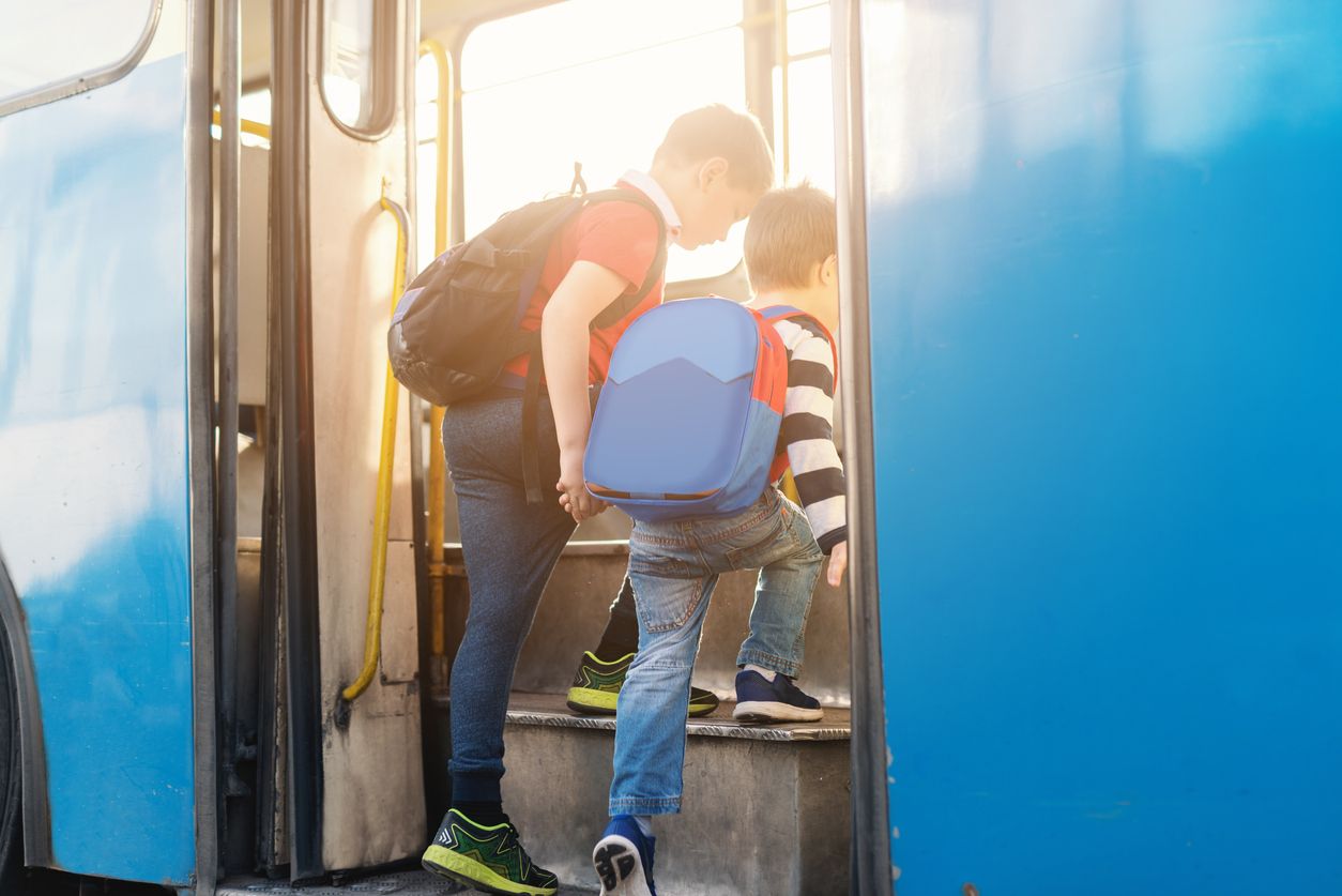 Schulkinder steigen in einen Bus