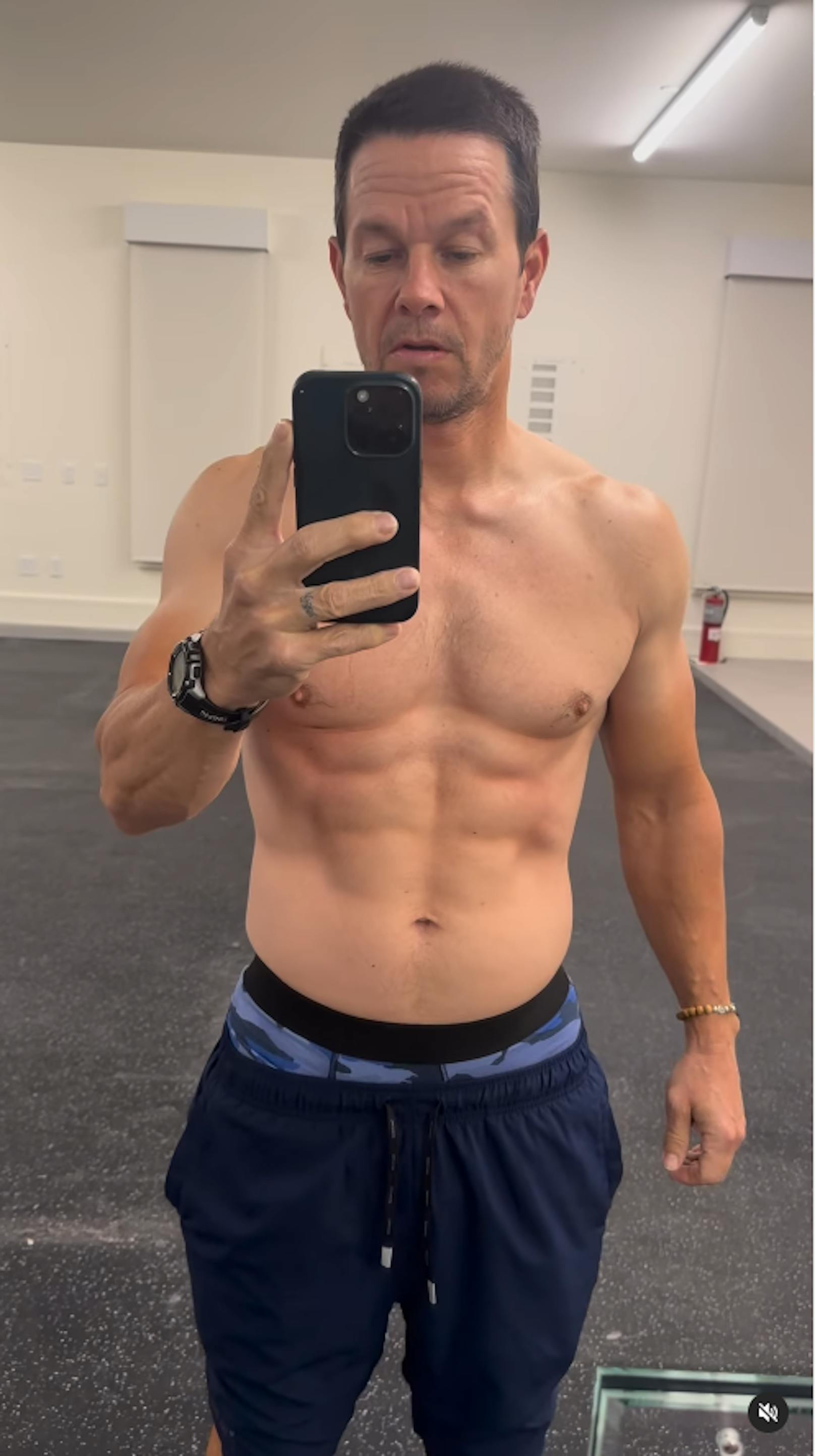 Sexy! Mark Wahlberg (52) präsentiert seinen durchtrainierten Körper.