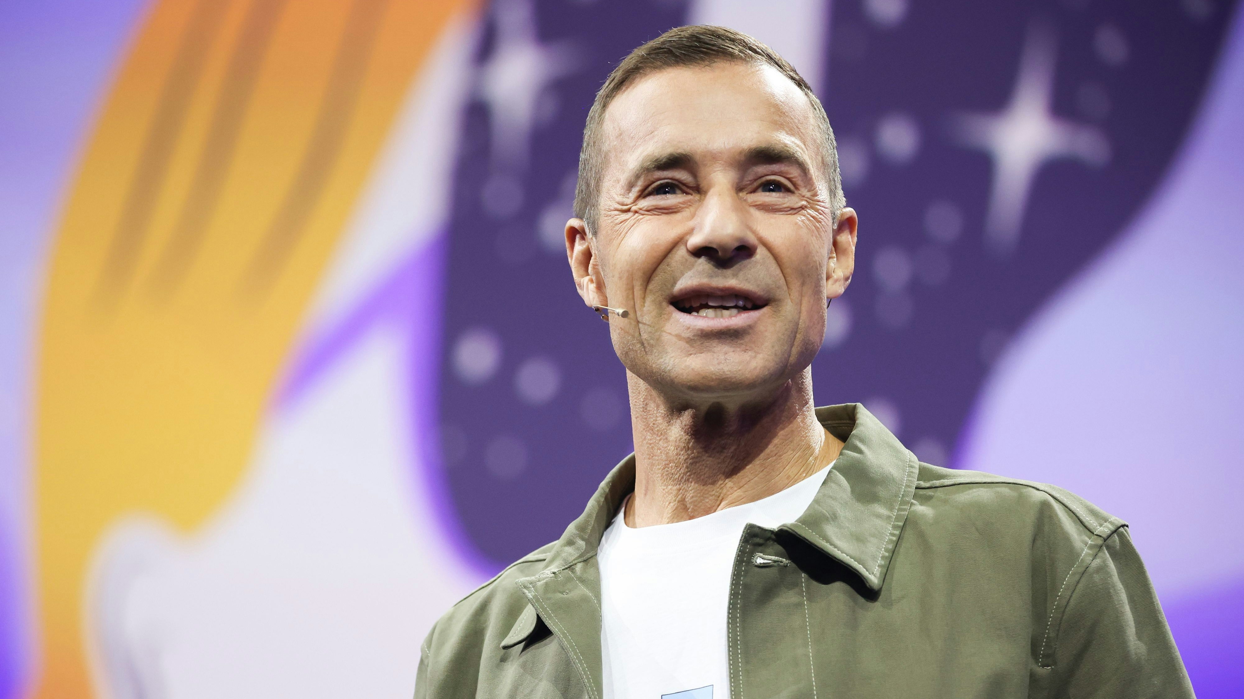 Download von www.picturedesk.com am 21.09.2023 (17:14).  09 May 2023, Hamburg: Kai Pflaume, presenter, welcomes visitors at the opening of the Online Marketing Rockstars OMR digital trade show in the exhibition halls. Around 70,000 visitors are expected to attend this year's OMR Festival in Hamburg on May 9 and 10, one of the largest marketing and digital conferences in Europe. Photo: Christian Charisius/dpa - 20230509_PD3389 - Rechteinfo: Rights Managed (RM)