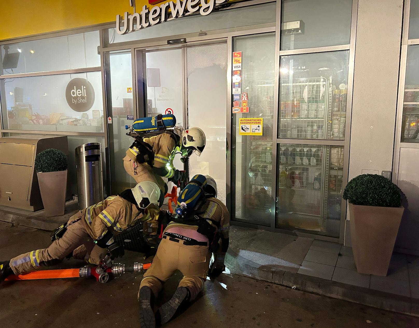 Feuerwehreinsatz bei einer Tankstelle in Jenbach am 20. September 2023. Ein Kunde war während eines unbemerkten Klo-Gangs von einem Angestellten eingesperrt worden, löste daraufhin die Alarmanlage aus.