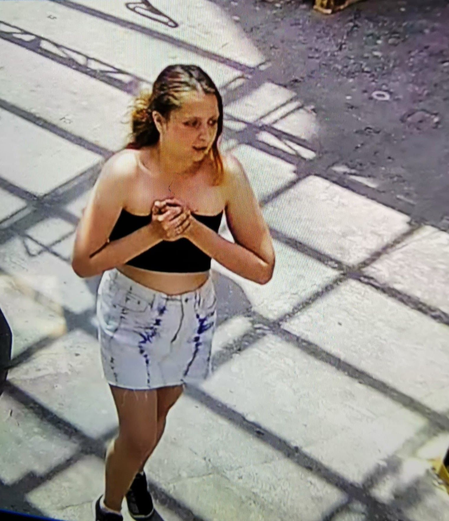 Die Polizei fahndet aktuell nach dieser Frau. 