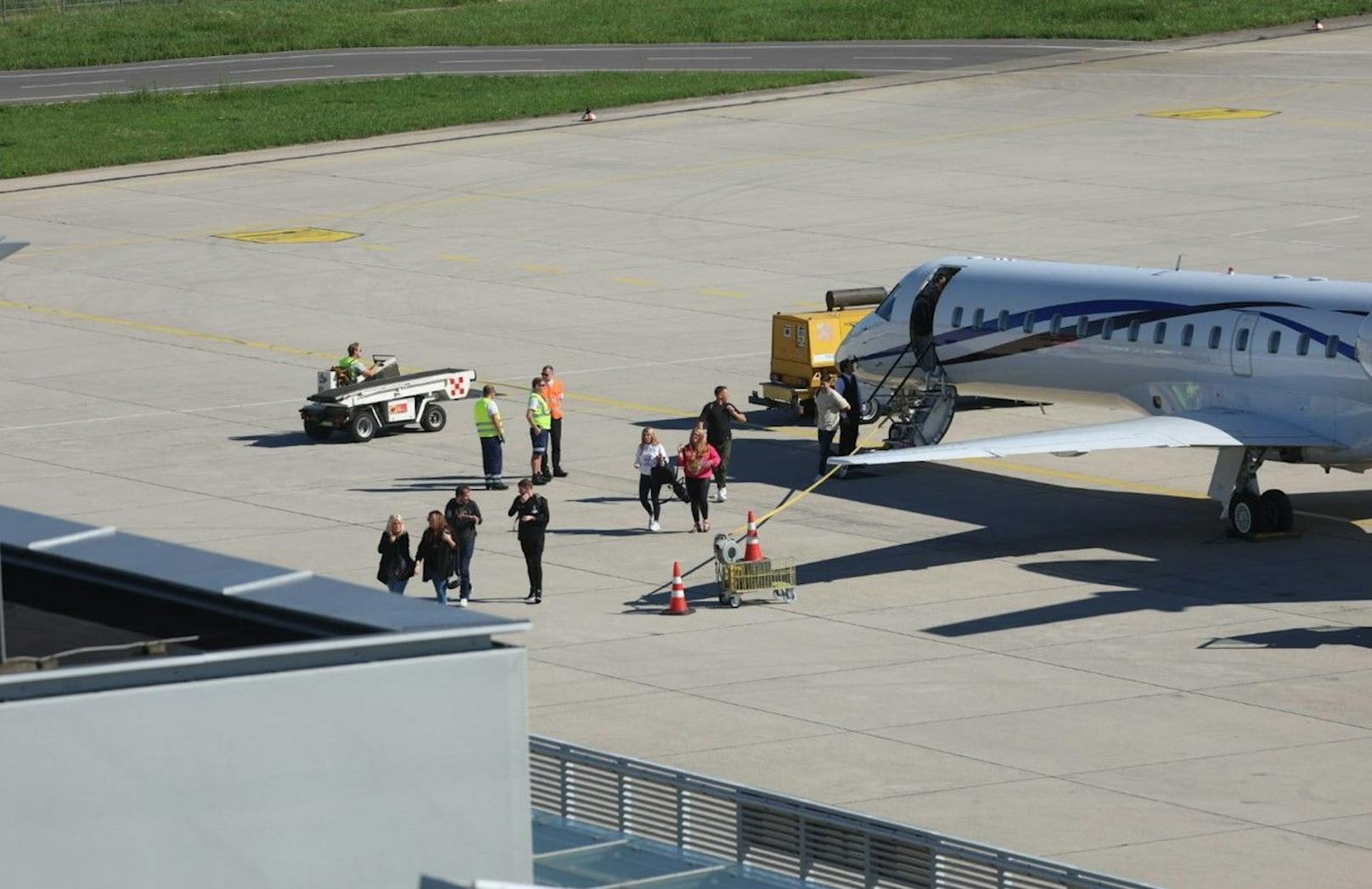 Die Stars des FC Liverpool um Trainer Jürgen Klopp kamen am Mittwochabend mit knapp einer Stunde Verspätung am Linzer Flughafen an. Dort warteten Fans bereits seit Stunden. Um exakt 19.57 landete die Maschine.