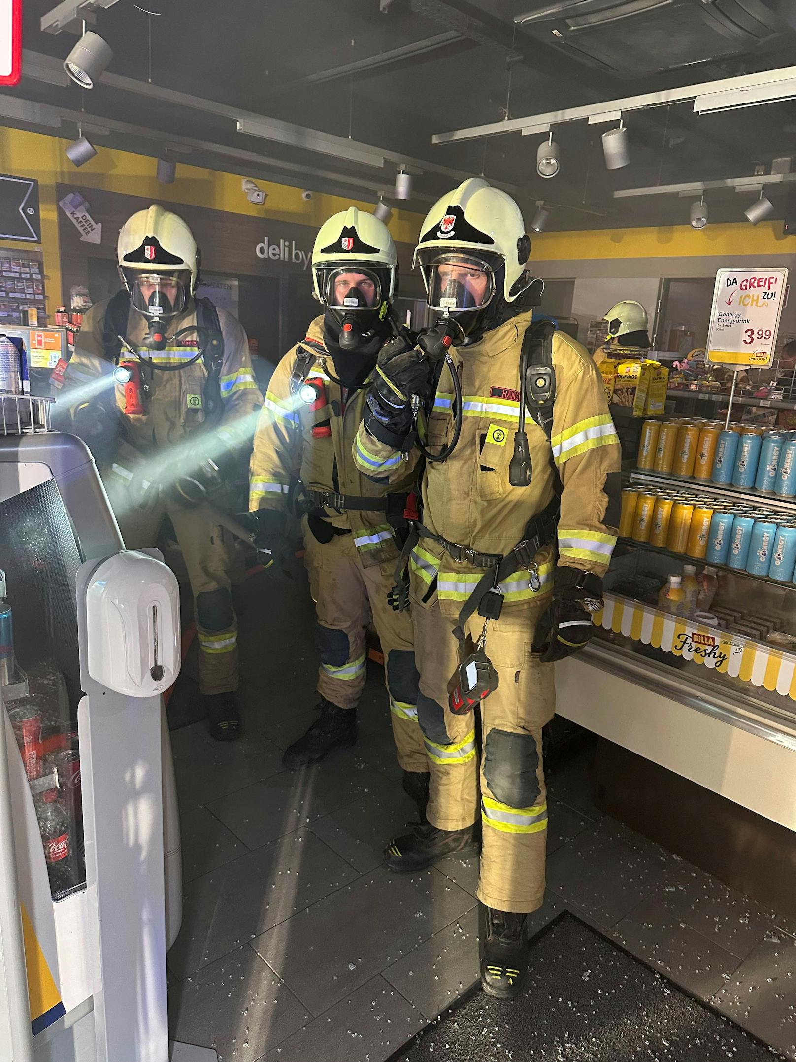 Feuerwehreinsatz bei einer Tankstelle in Jenbach am 20. September 2023. Ein Kunde war während eines unbemerkten Klo-Gangs von einem Angestellten eingesperrt worden, löste daraufhin die Alarmanlage aus.