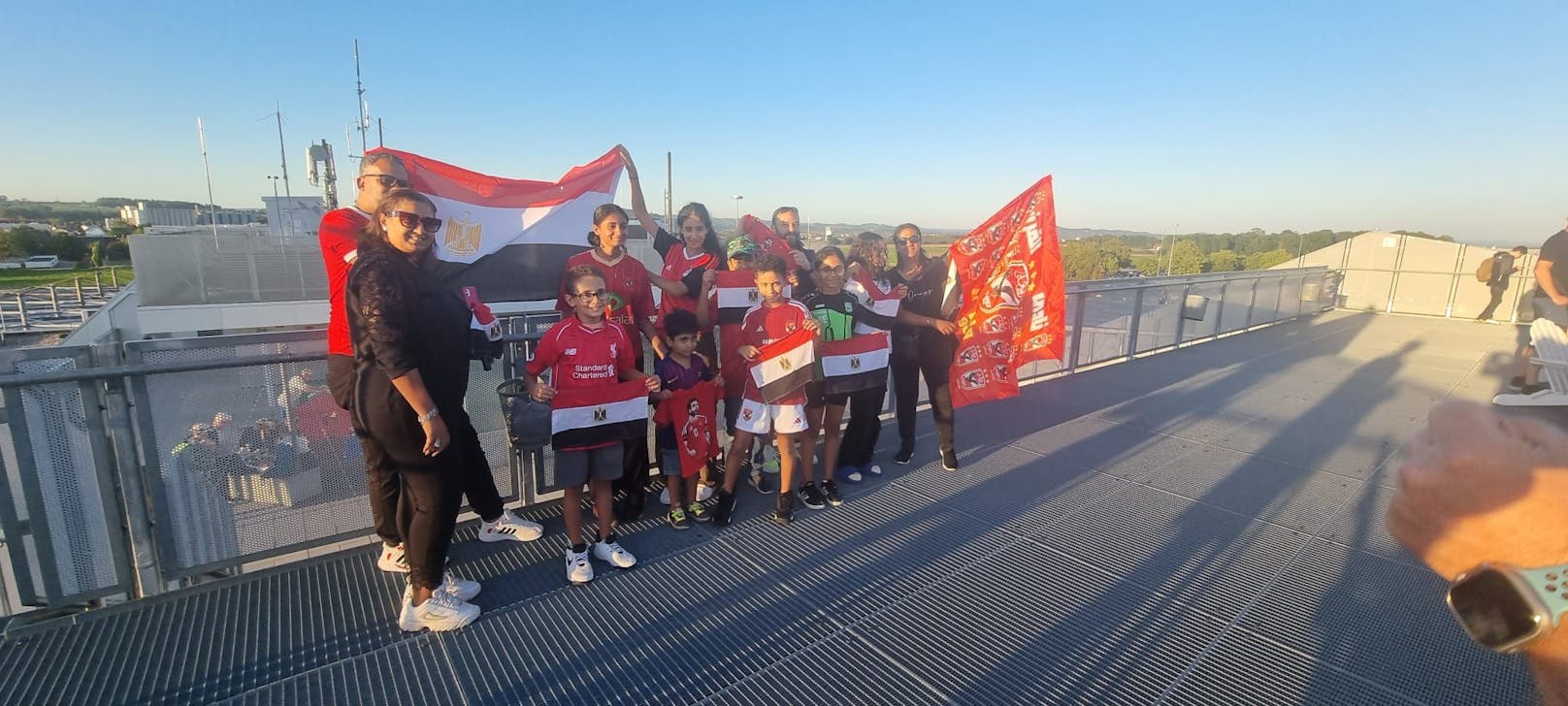 Die Stars des FC Liverpool um Trainer Jürgen Klopp kamen am Mittwochabend mit knapp einer Stunde Verspätung am Linzer Flughafen an. Dort warteten Fans bereits seit Stunden. Um exakt 19.57 landete die Maschine.