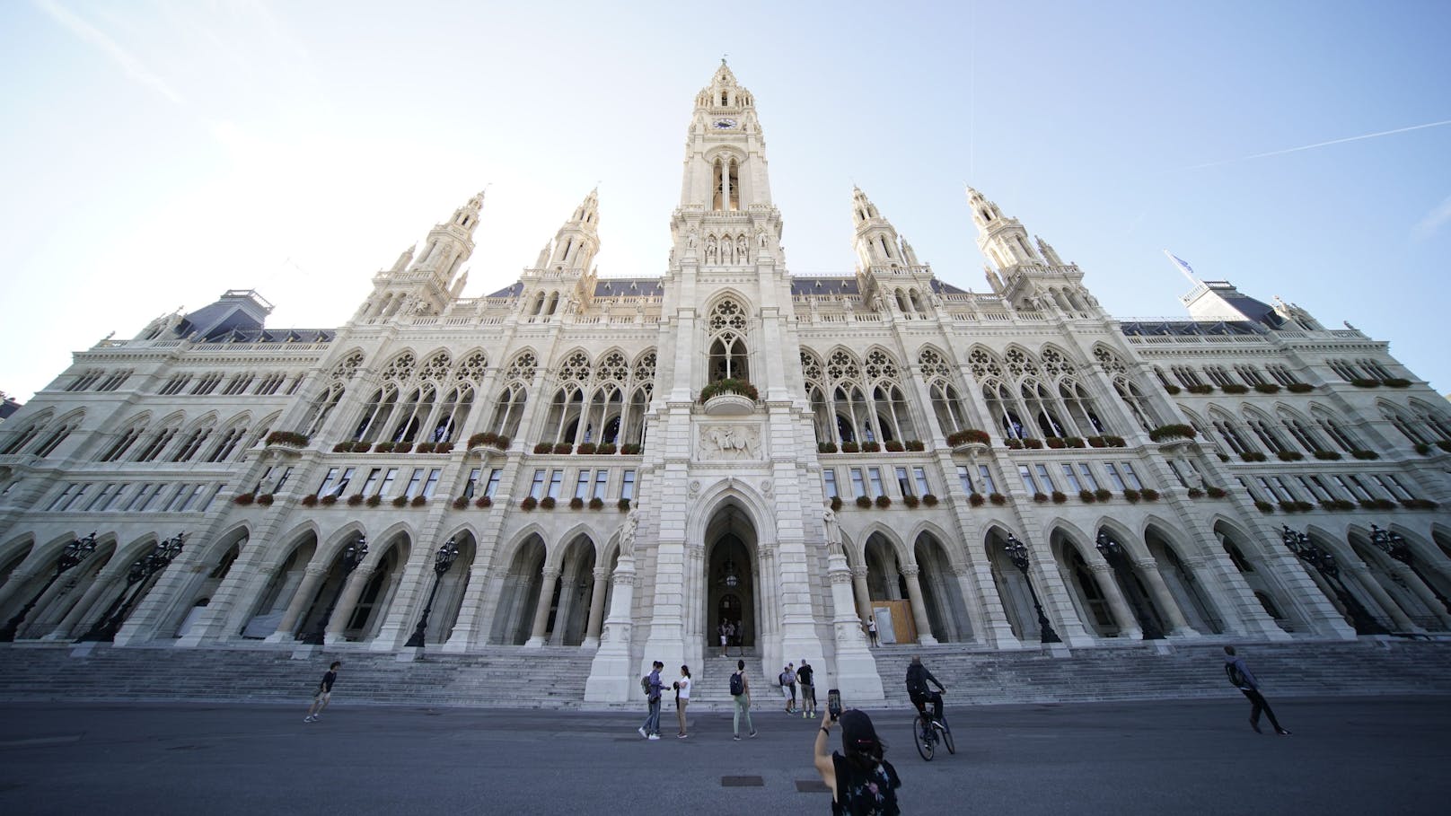 Die strahlende Fassade des Rathauses in Wien.&nbsp;