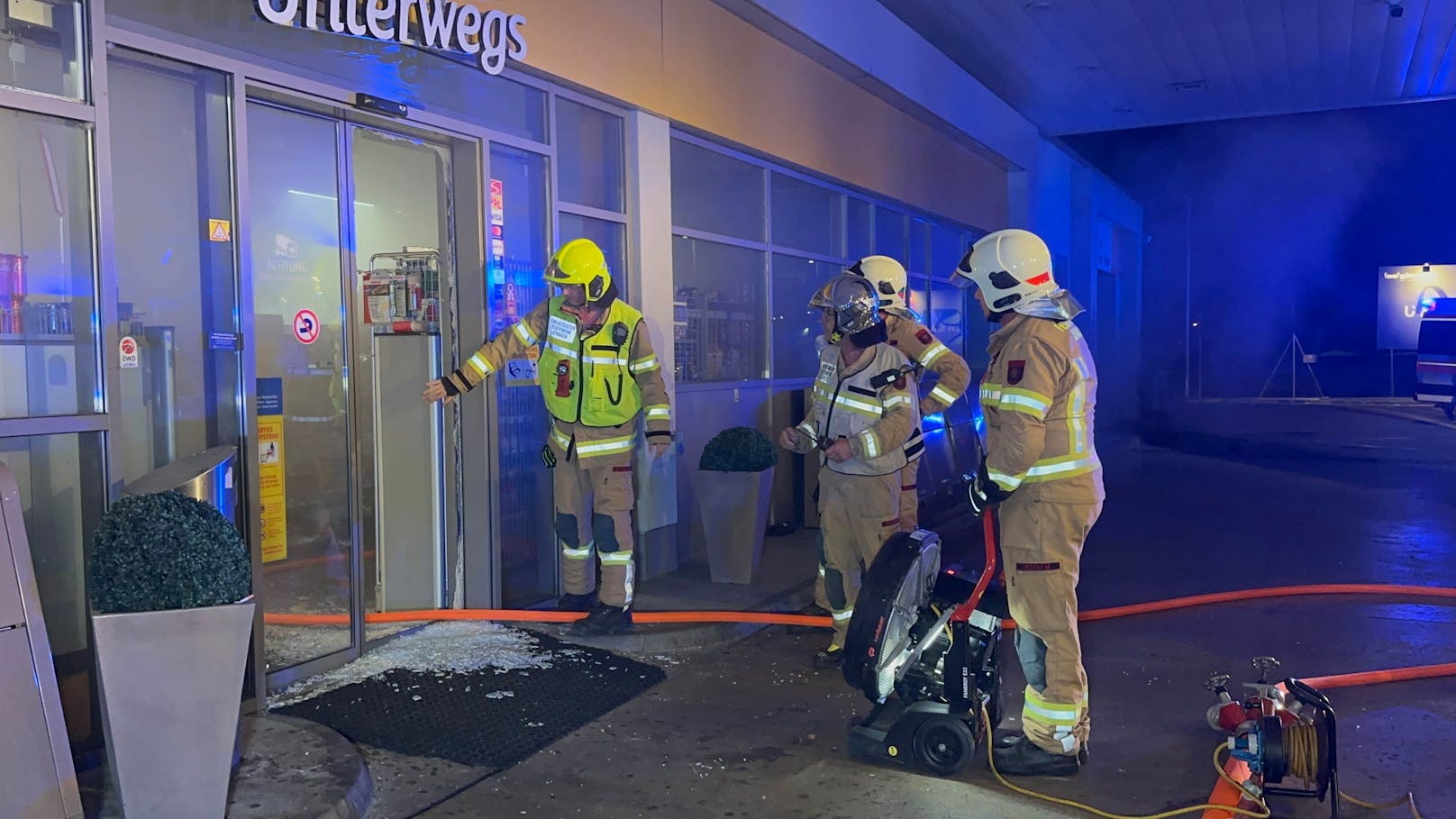 Feuerwehreinsatz bei einer Tankstelle in Jenbach am 20. September 2023. Ein Kunde war während eines unbemerkten Klo-Gangs von einem Angestellten eingesperrt worden, löste daraufhin die Alarmanlage aus.