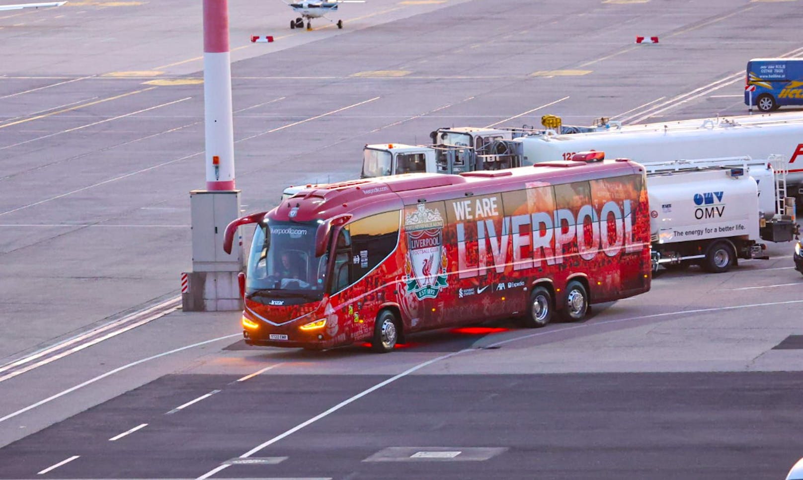 Die Stars des FC Liverpool um Trainer Jürgen Klopp kamen am Mittwochabend mit knapp einer Stunde Verspätung am Linzer Flughafen an. Dort warteten Fans bereits seit Stunden. Um exakt 19.57 landete die Maschine.