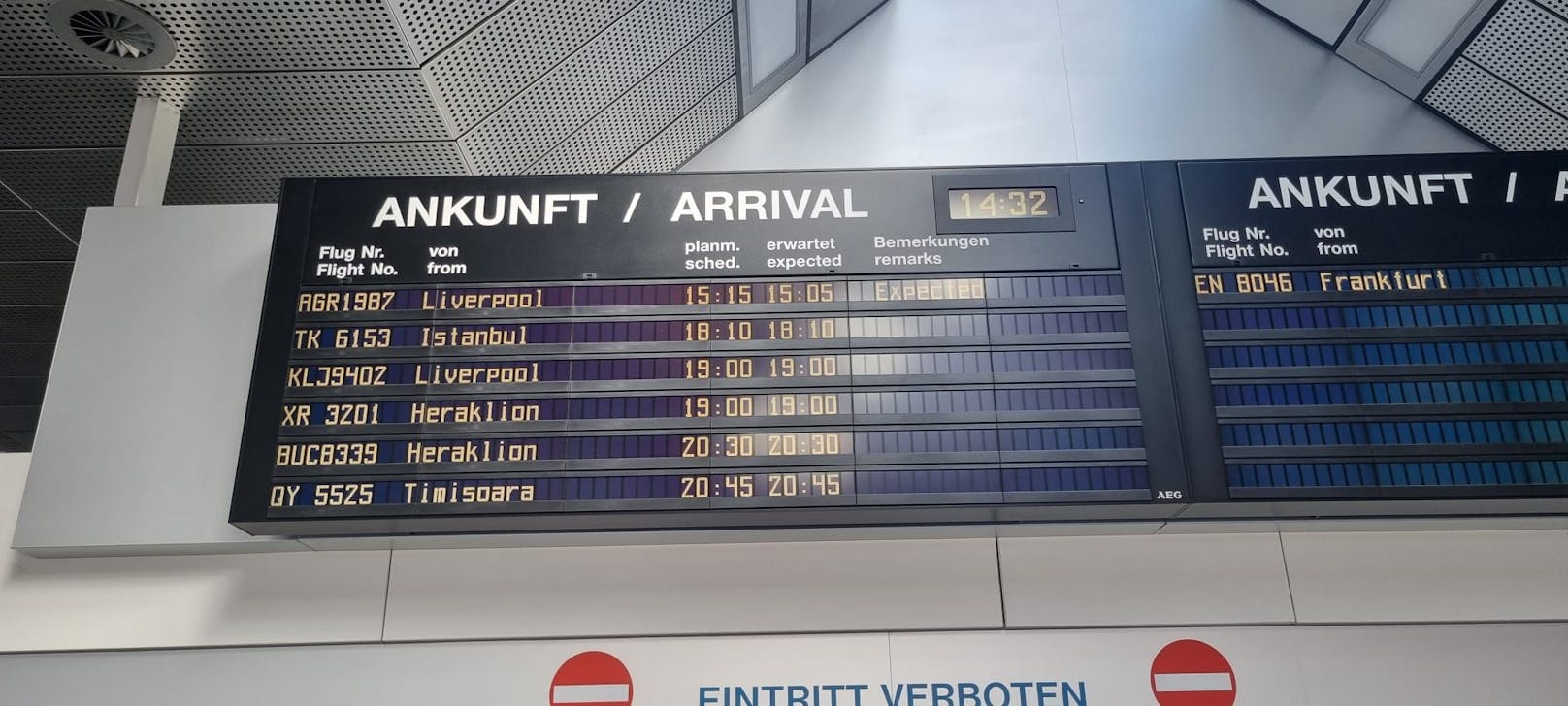 Die Stars des FC Liverpool um Trainer Jürgen Klopp kamen am Mittwochabend mit knapp einer Stunde Verspätung am Linzer Flughafen an. Dort warteten Fans bereits seit Stunden. Um exakt 19.57 landete die Maschine.