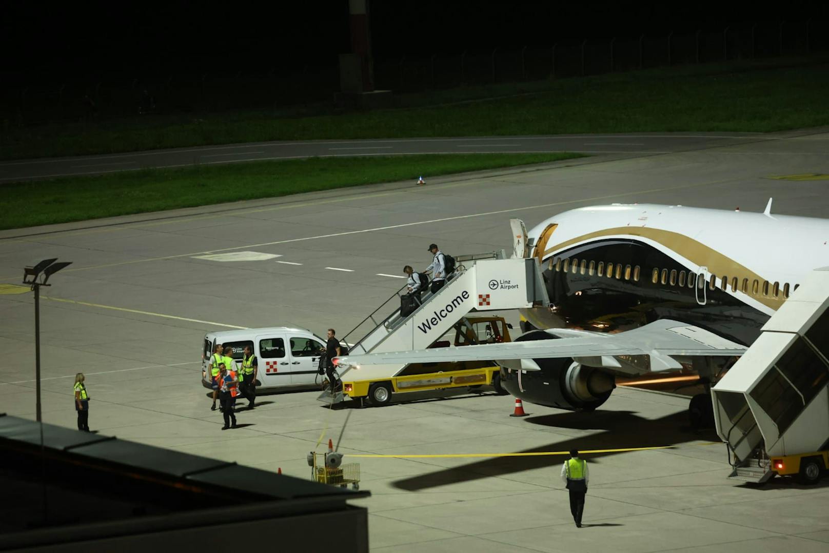 Die Stars des FC Liverpool um Trainer Jürgen Klopp kamen am Mittwochabend mit knapp einer Stunde Verspätung am Linzer Flughafen an. Dort warteten Fans bereits seit Stunden. Um exakt 19.57 landete die Maschine.