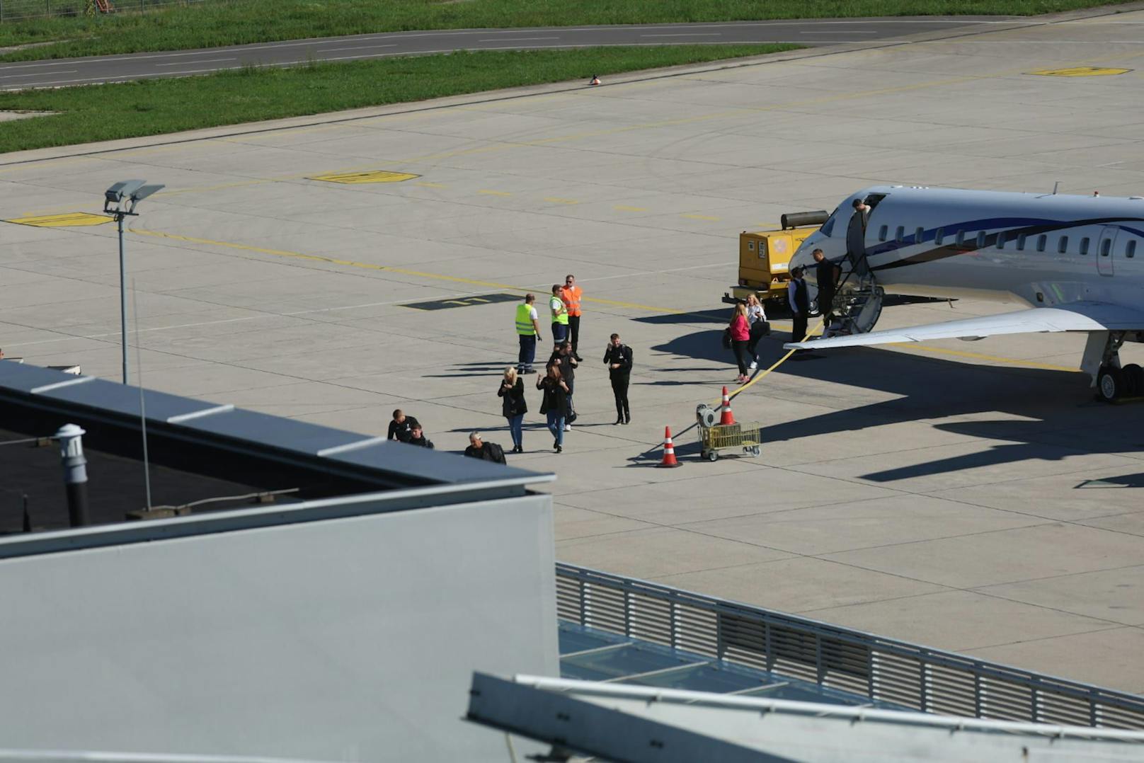 Die Stars des FC Liverpool um Trainer Jürgen Klopp kamen am Mittwochabend mit knapp einer Stunde Verspätung am Linzer Flughafen an. Dort warteten Fans bereits seit Stunden. Um exakt 19.57 landete die Maschine.