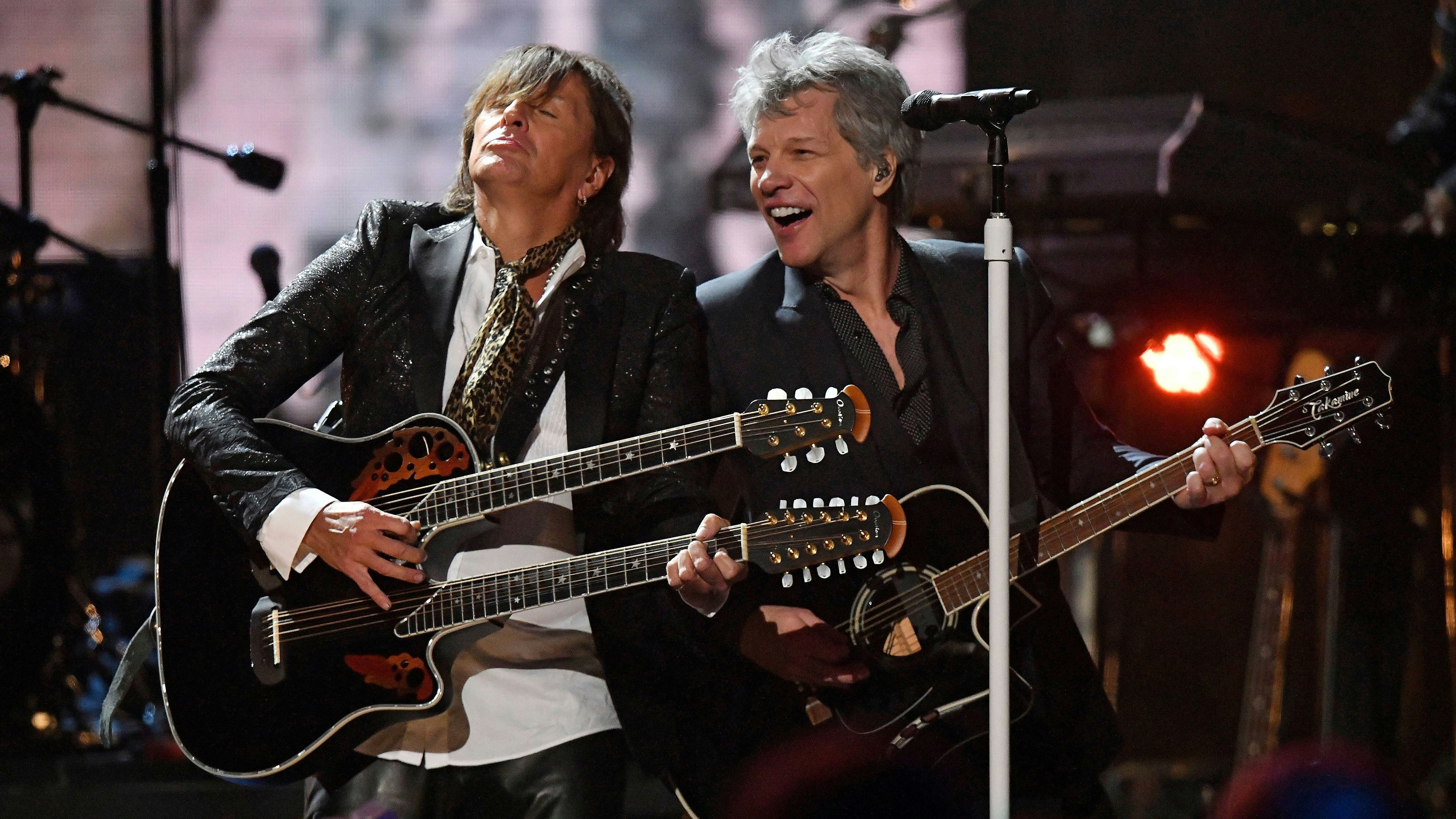 Download von www.picturedesk.com am 21.09.2023 (18:59).  Richie Sambora, left, and Jon Bon Jovi perform during the Rock and Roll Hall of Fame induction ceremony, Saturday, April 14, 2018, in Cleveland. (AP Photo/David Richard) - 20180415_PD0259 - Rechteinfo: Rights Managed (RM)