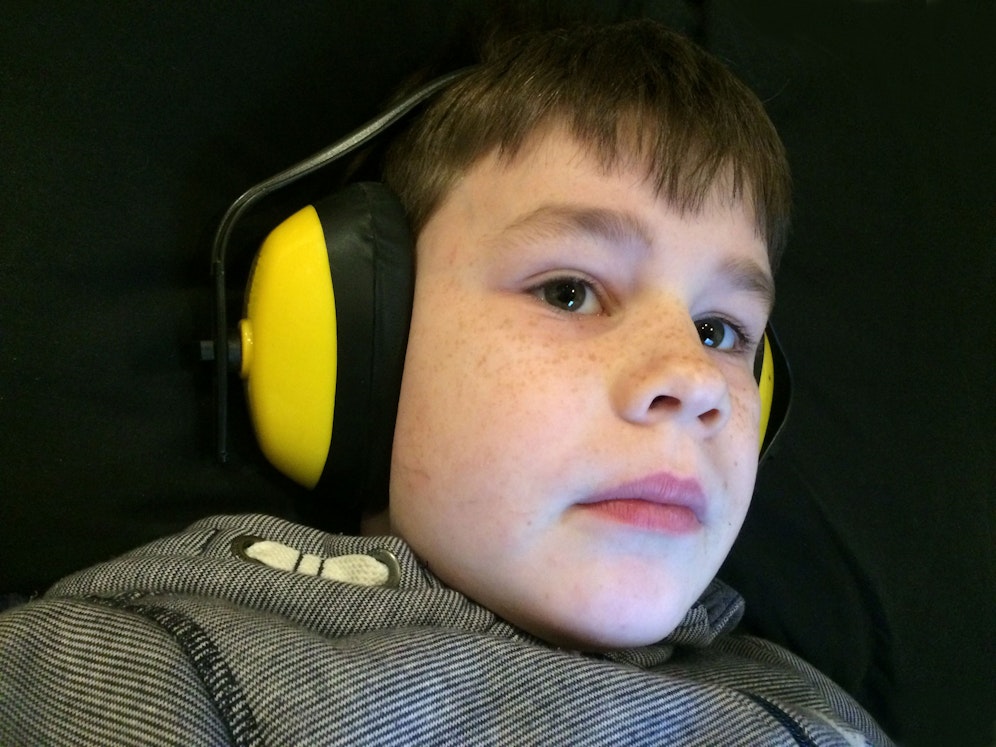 Mit gelben Kopfhörern blendet Lucas S. störende Geräusche aus (Symbolfoto)