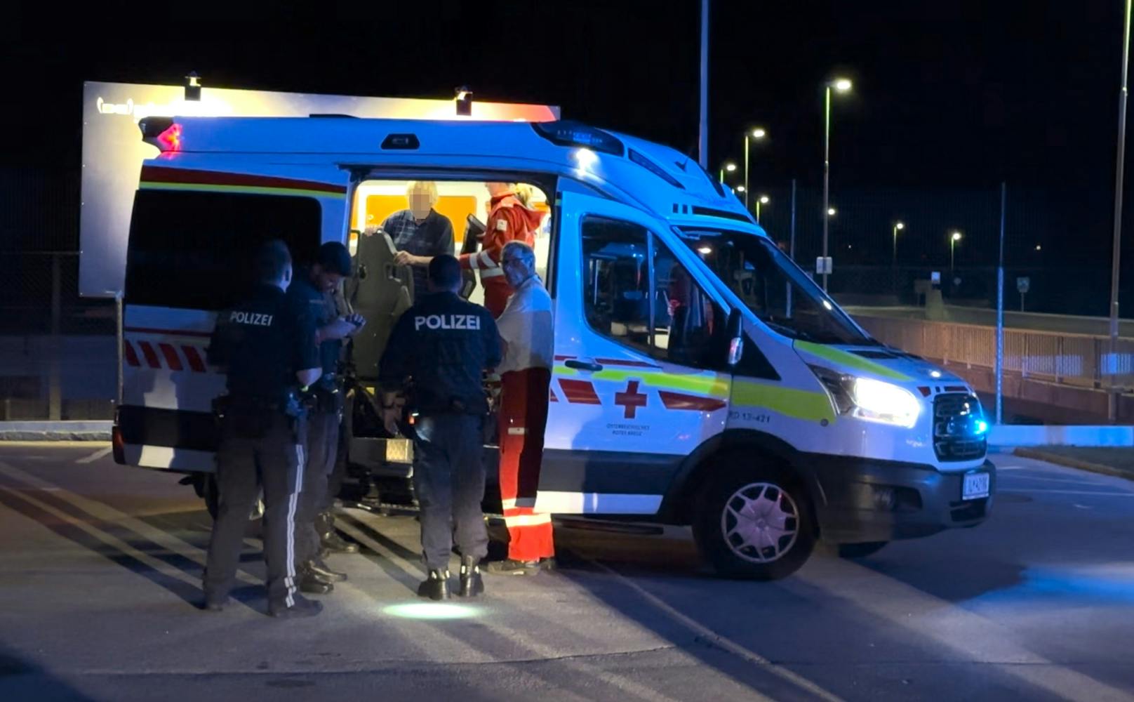 Feuerwehreinsatz bei einer Tankstelle in Jenbach am 20. September 2023. Ein Kunde war während eines unbemerkten Klo-Gangs von einem Angestellten eingesperrt worden, löste daraufhin die Alarmanlage aus.