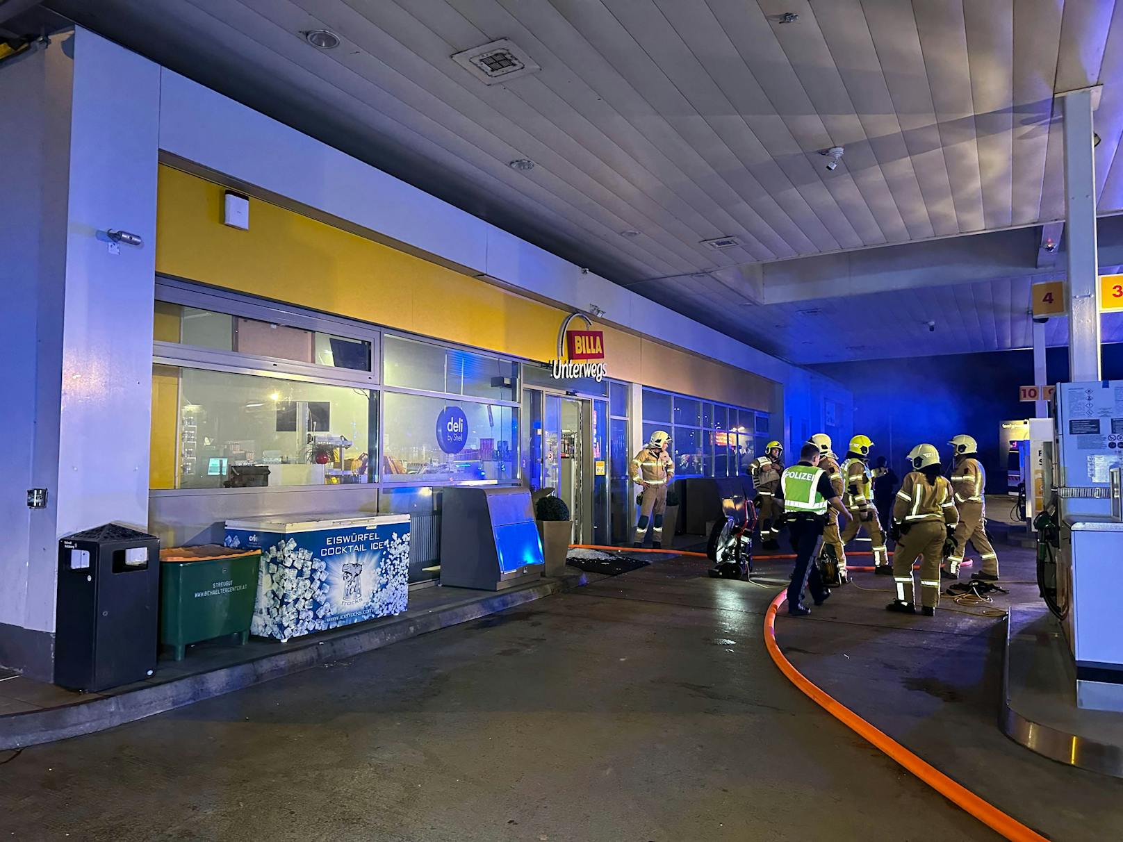 Feuerwehreinsatz bei einer Tankstelle in Jenbach am 20. September 2023. Ein Kunde war während eines unbemerkten Klo-Gangs von einem Angestellten eingesperrt worden, löste daraufhin die Alarmanlage aus.