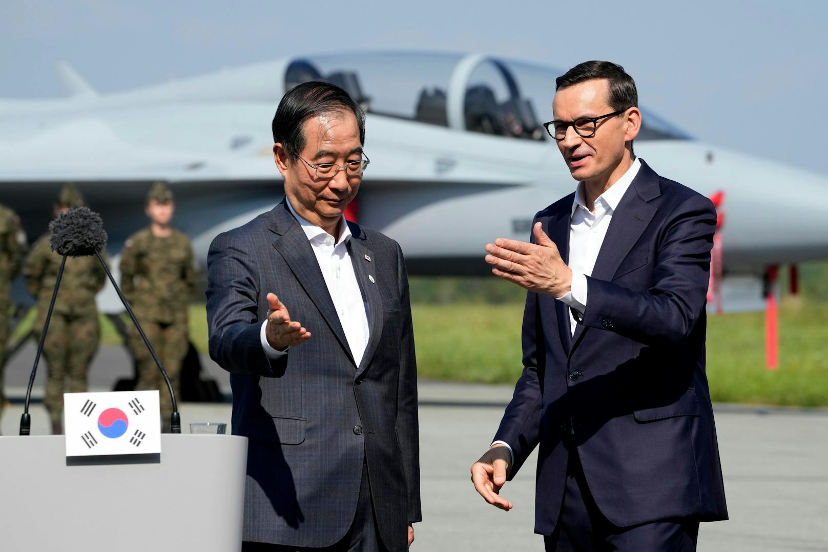 Mateusz Morawiecki (r.) deckt Polen nun lieber in Südkorea mit den neusten Waffen ein. Im Bild mit Amtskollege Han Duck-Soo.