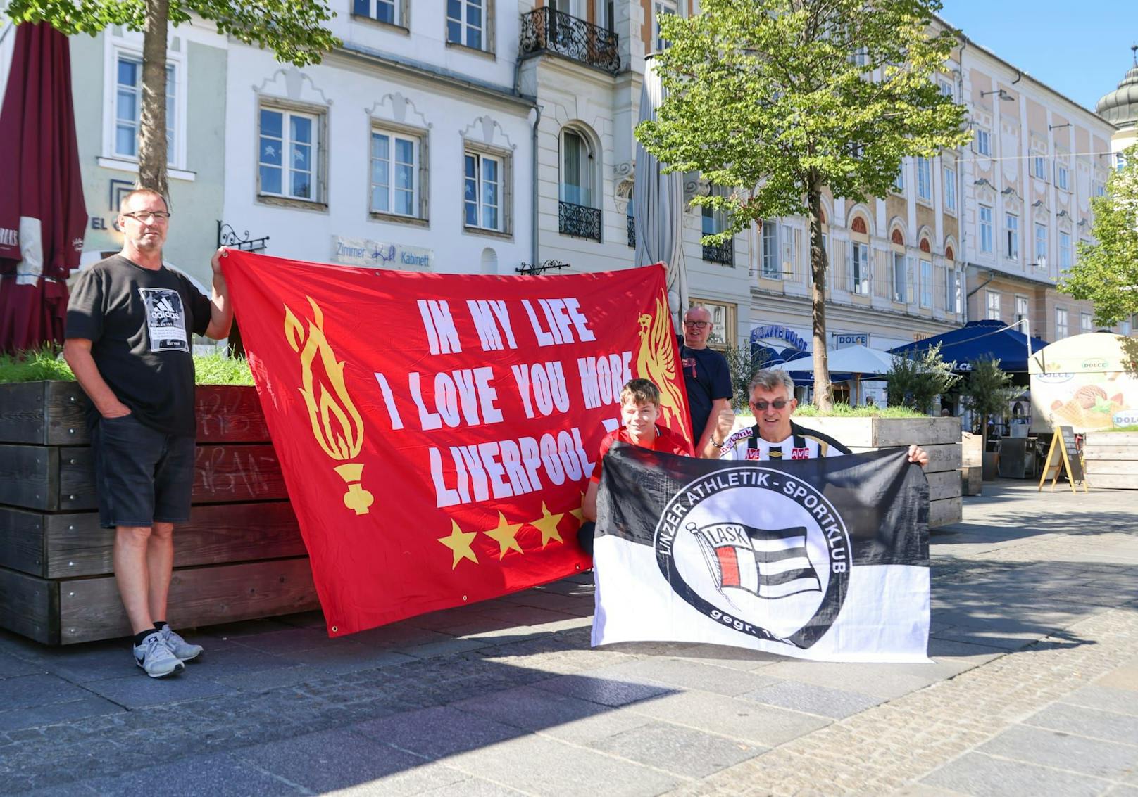 Die Linzer Innenstadt war schon ab dem Vormittag fest in der Hand der "Reds" aus Liverpool.