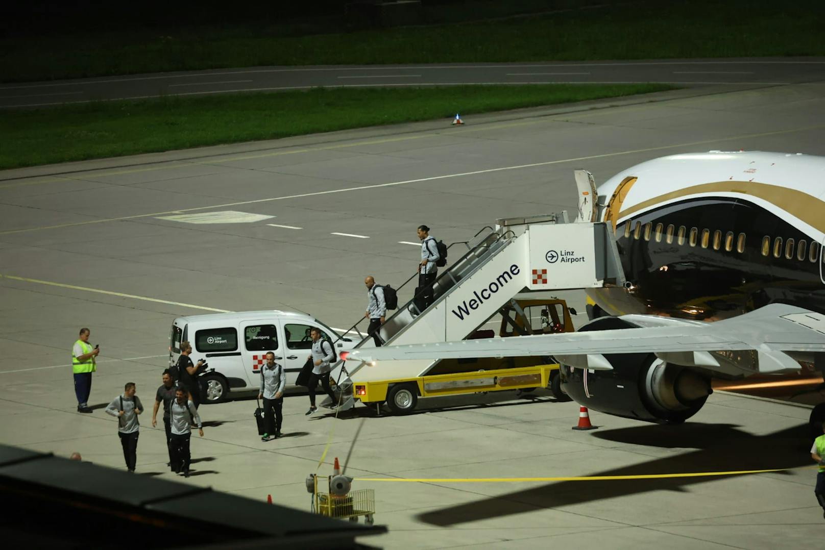 Die Stars des FC Liverpool um Trainer Jürgen Klopp kamen am Mittwochabend mit knapp einer Stunde Verspätung am Linzer Flughafen an. Dort warteten Fans bereits seit Stunden. Um exakt 19.57 landete die Maschine.