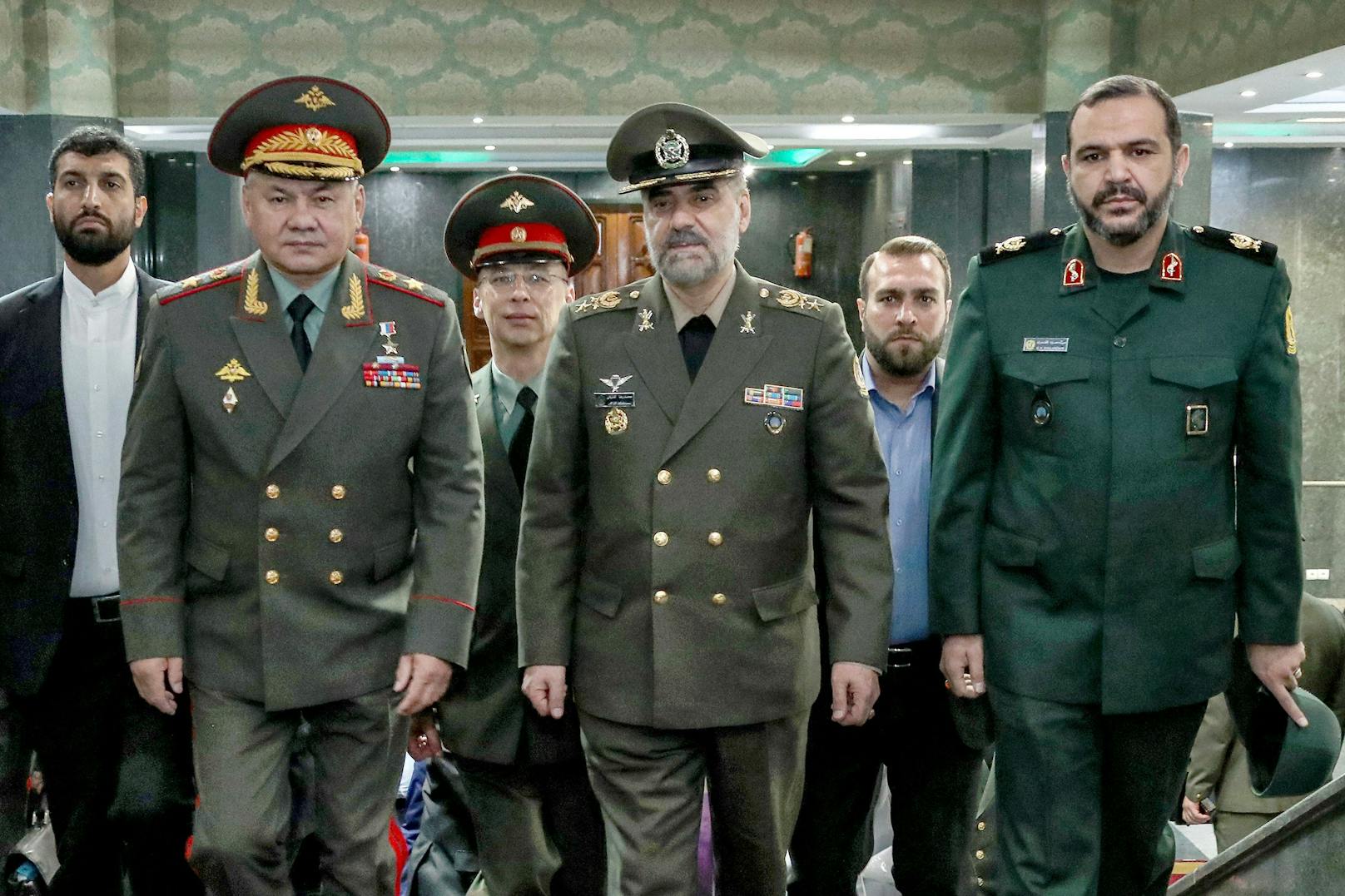 Russlands Verteidigungsminister Sergei Schoigu (l.) mit seinem iranischen Amtskollegen Minister Mohammad-Reza Gharaei Ashtiani (m.) in Teheran am 20. September 2023..