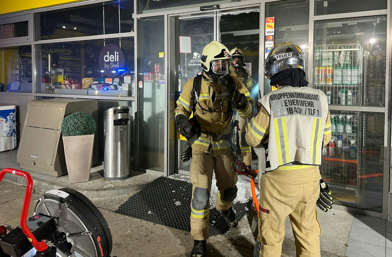 Feuerwehreinsatz bei einer Tankstelle in Jenbach am 20. September 2023. Ein Kunde war während eines unbemerkten Klo-Gangs von einem Angestellten eingesperrt worden, löste daraufhin die Alarmanlage aus.