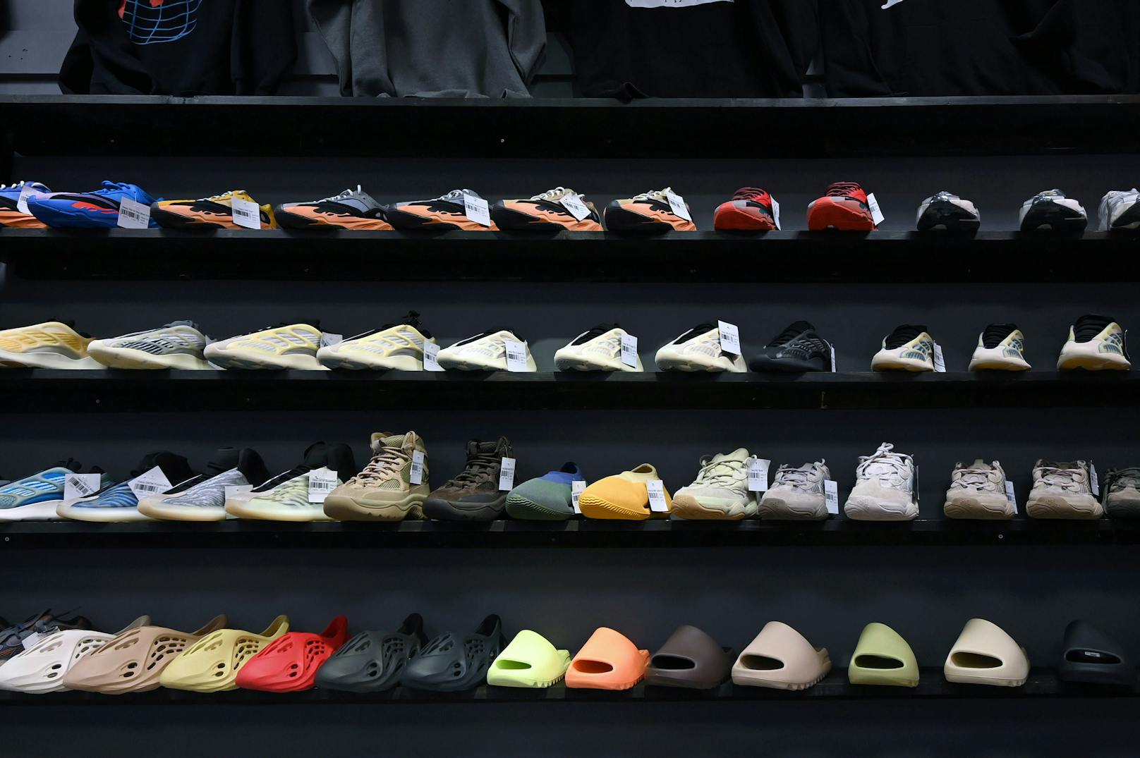 Kanye West hat unter anderem Sneaker für Adidas designt.