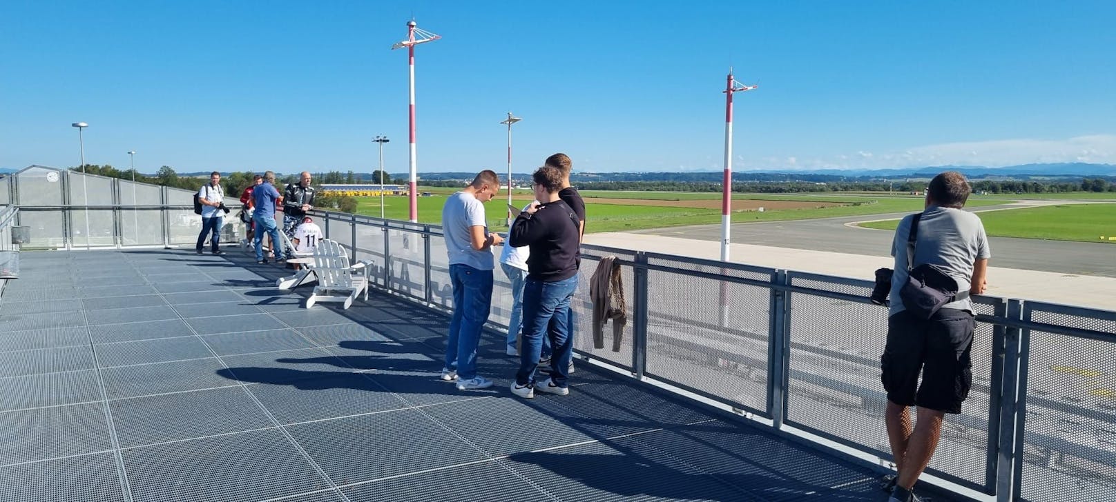 Die Stars des FC Liverpool um Trainer Jürgen Klopp kamen am Mittwochabend mit knapp einer Stunde Verspätung am Linzer Flughafen an. Dort warteten Fans bereits seit Stunden. Um exakt 19.57 landete die Maschine.