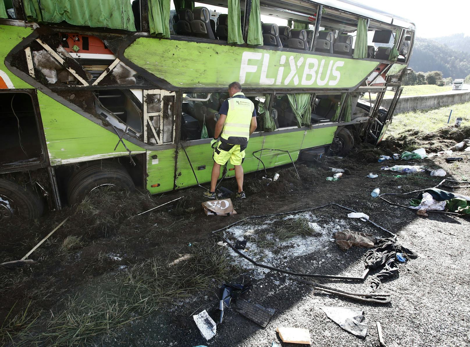 Eine 19-Jährige kam bei dem Crash ums Leben, mehrere Personen wurden verletzt.