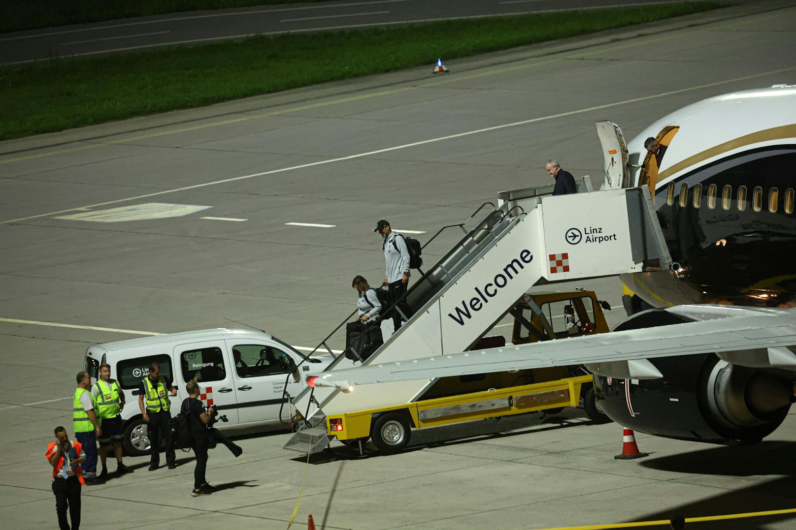 Die Stars des FC Liverpool um Trainer Jürgen Klopp kamen am Mittwochabend mit knapp einer Stunde Verspätung am Linzer Flughafen an. Dort warteten Fans bereits seit Stunden. Um exakt 19.57 landete die Maschine.