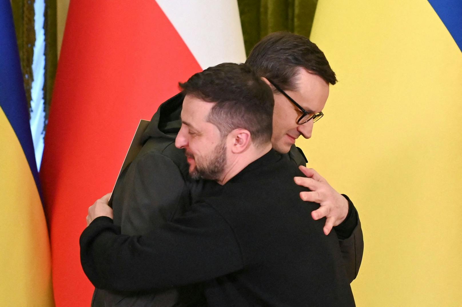 Polens Premierminister Mateusz Morawiecki mit Wolodimir Selenski am 24. Februar 2023 – aktuell dürfte den beiden wohl nicht nach Zärtlichkeiten sein.&nbsp;