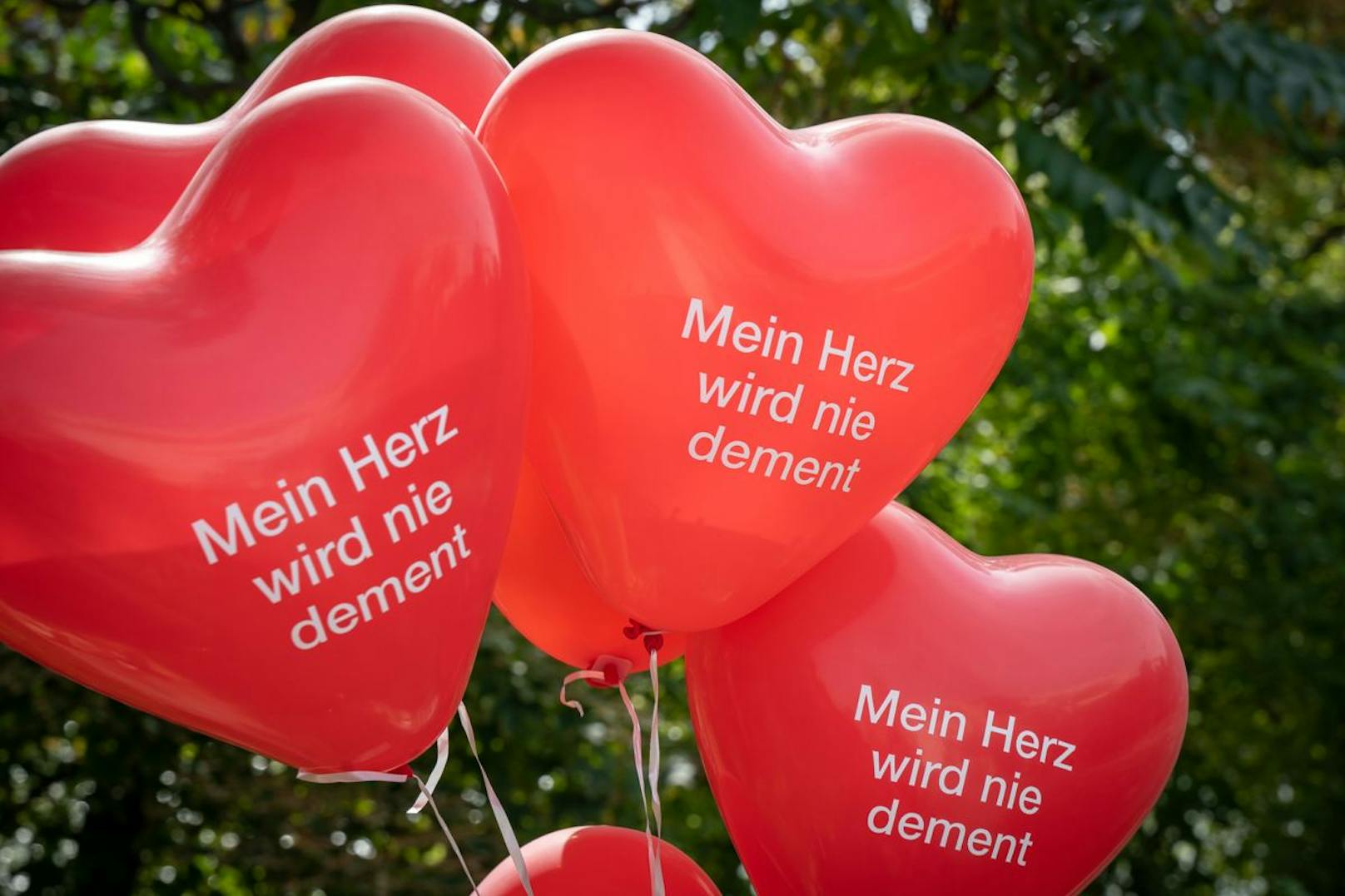 Der Slogan "Mein Herz wird nie dement" prägte heuer die Aktion. Die Ballons wurden an Passanten verteilt.&nbsp;