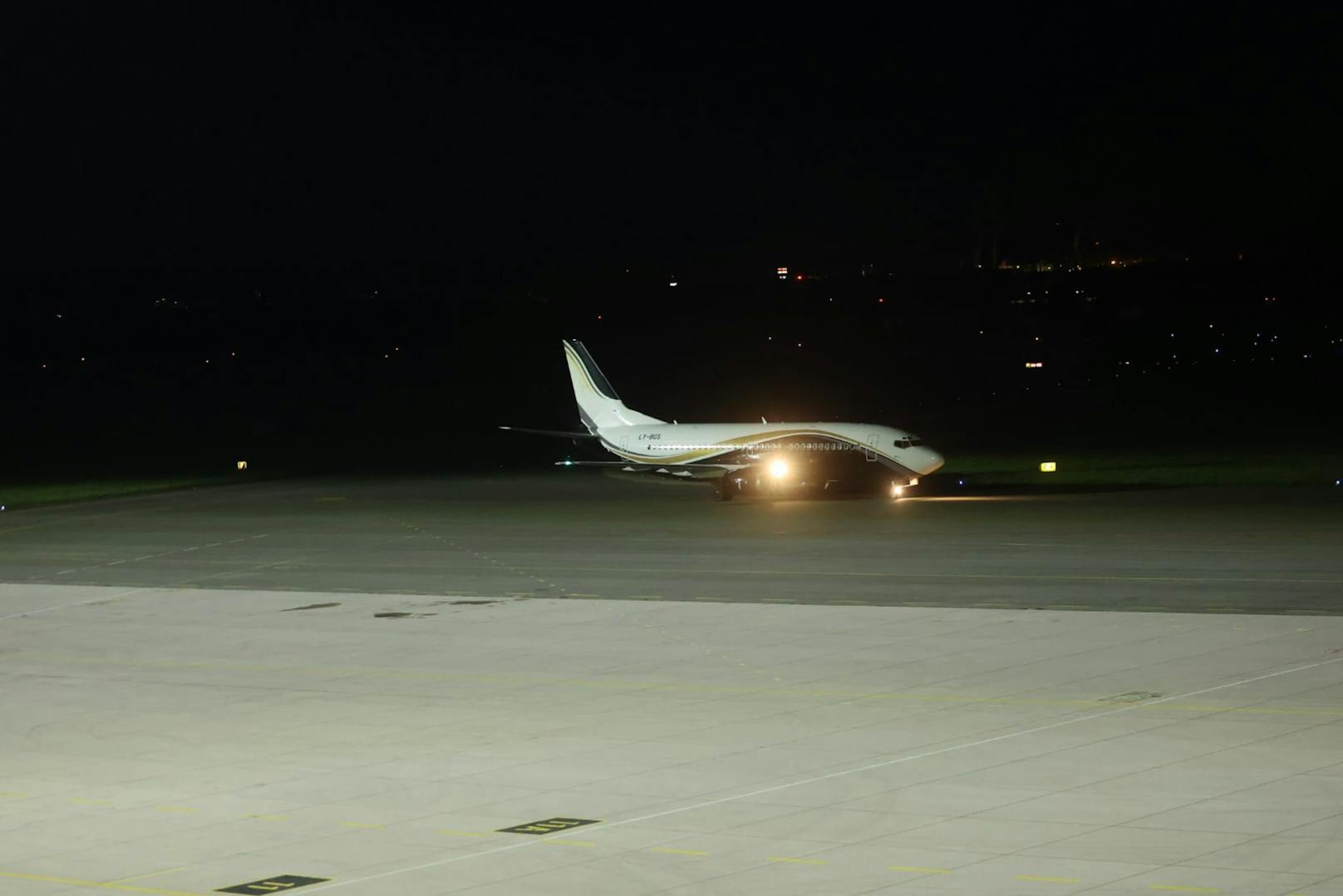 Die Stars des FC Liverpool um Trainer Jürgen Klopp kamen am Mittwochabend mit knapp einer Stunde Verspätung am Linzer Flughafen an. Dort warteten Fans bereits seit Stunden. Um exakt 19.57 landete die Maschine.