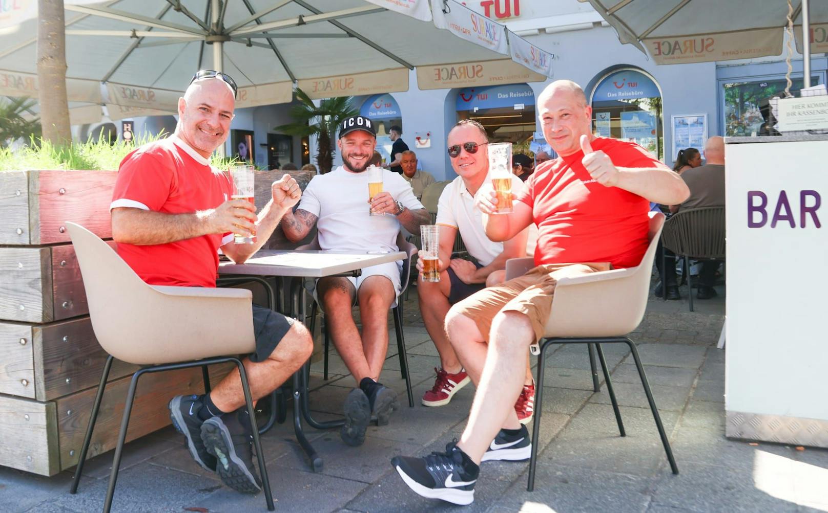 Die Linzer Innenstadt war schon ab dem Vormittag fest in der Hand der "Reds" aus Liverpool.