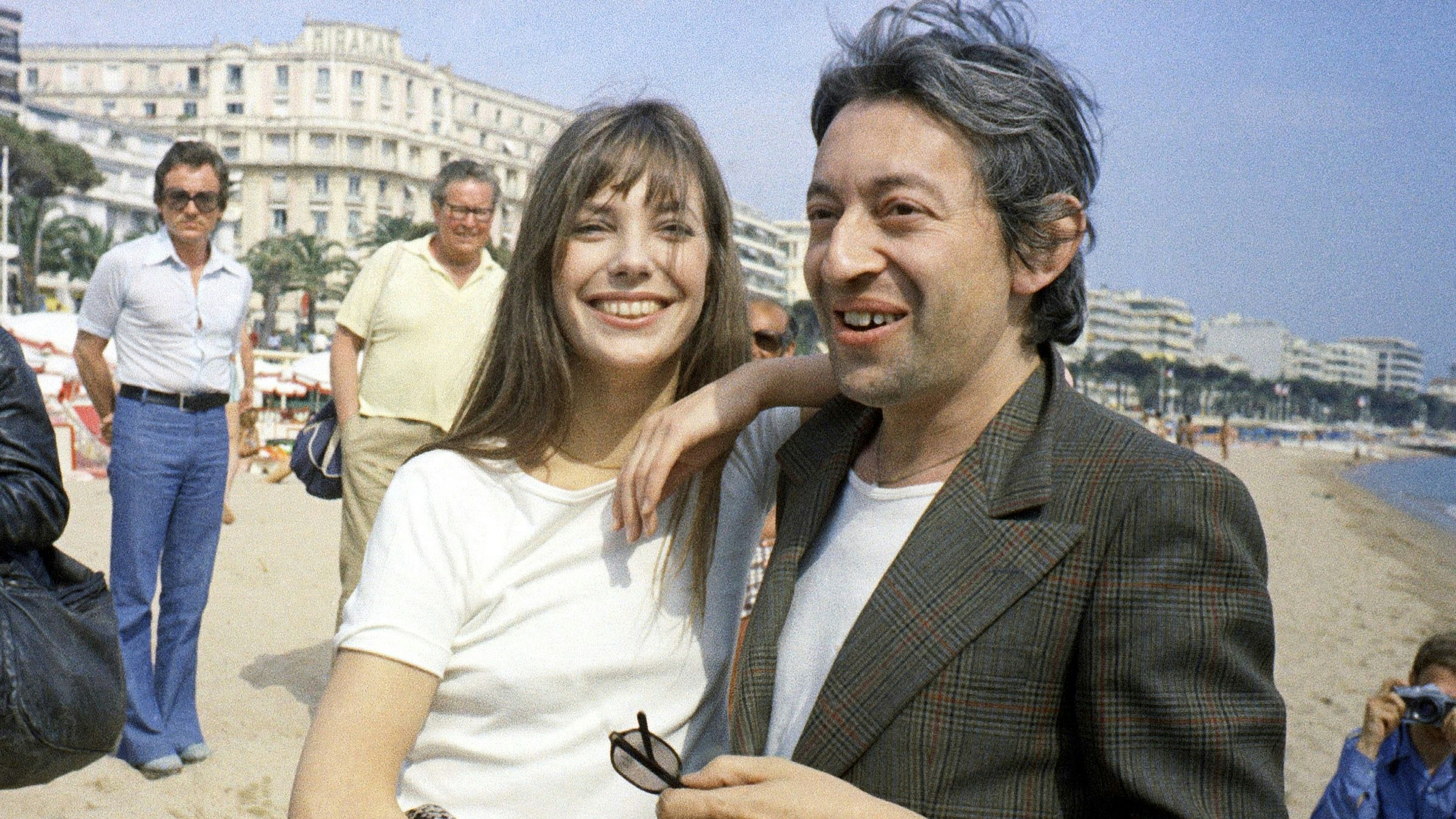 Download von www.picturedesk.com am 21.09.2023 (15:14).  FILE - British-born movie actress Jane Birkin, left center, and her then constant companion, French actor Serge Gainsbourg, right center, pose while they attended the International Film Festival, May 16, 1974, Cannes, France. France's Culture Ministry and French media say singer and actress Jane Birkin has died at age 76. (AP Photo/Jean Jacques Levy, File) - 19740516_PD0041 - Rechteinfo: Rights Managed (RM)