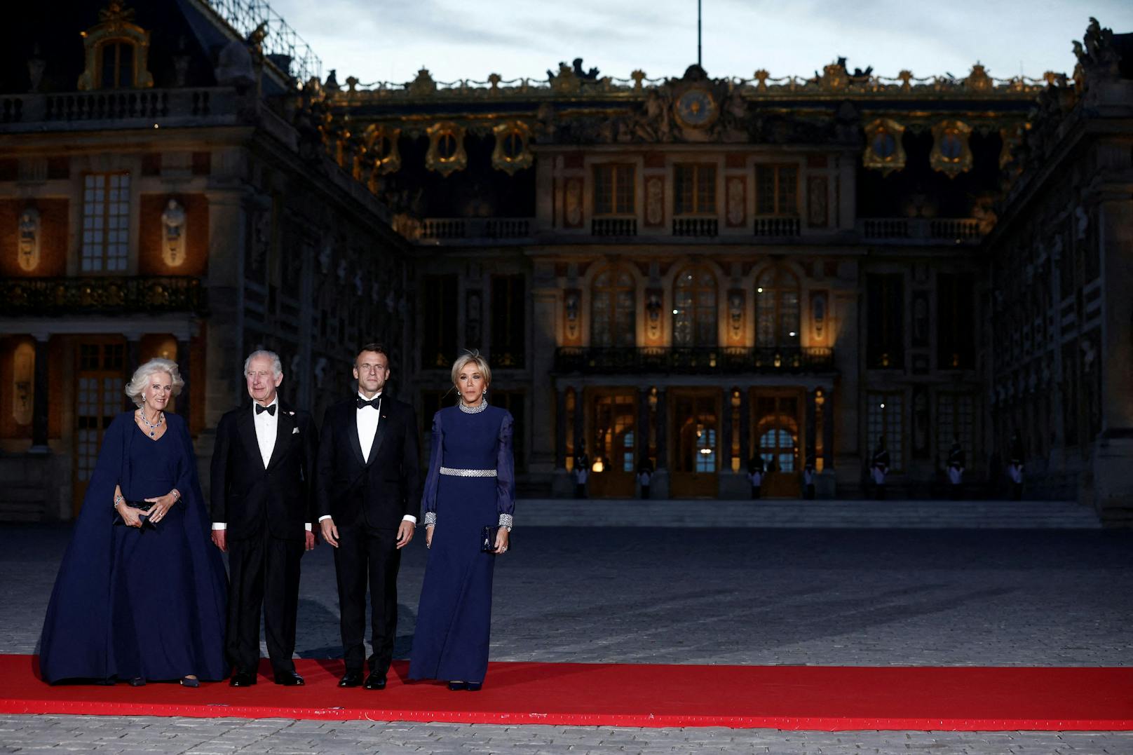 Der französische Präsident Emmanuel Macron, seine Frau Brigitte Macron, der britische König Charles und die Königin Camilla posieren bei ihrer Ankunft zu einem Staatsessen im Chateau de Versailles (Schloss Versailles).