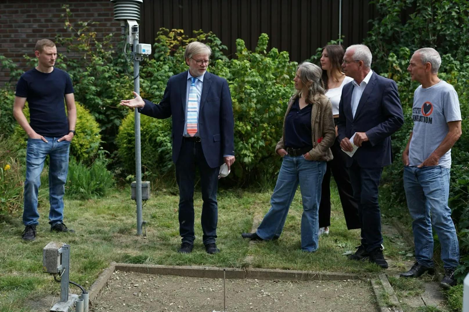 Caroline Schmidt (vorne) von der Letzten Generation vor der Messstation Tönivorst, die am 25. Juli 2019 den deutschen Temperaturrekordr von 41,2°C aufzeichnete.