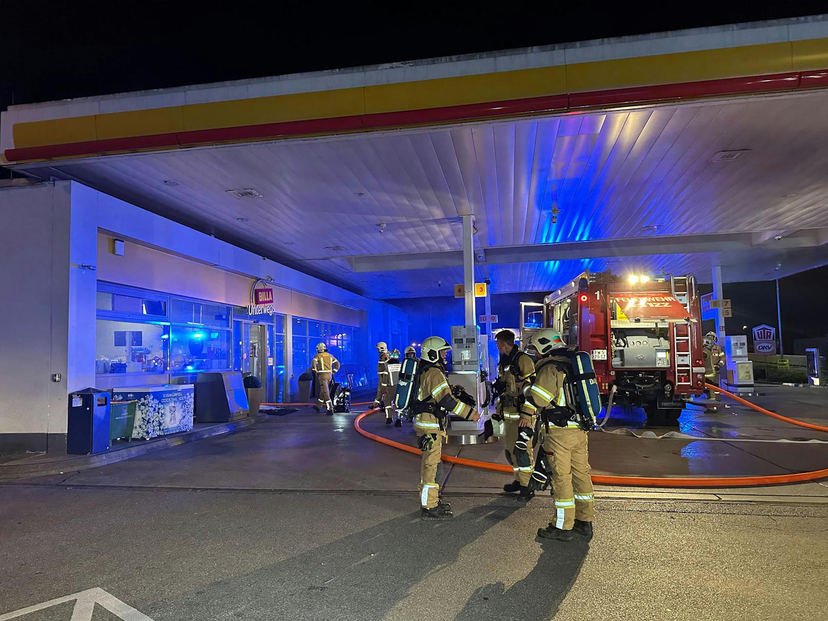 Feuerwehreinsatz bei einer Tankstelle in Jenbach am 20. September 2023. Ein Kunde war während eines unbemerkten Klo-Gangs von einem Angestellten eingesperrt worden, löste daraufhin die Alarmanlage aus.