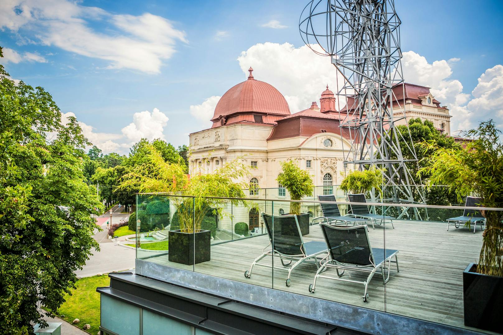 Die Terrasse im John Harris Fitness-Studio in Graz lädt zum Verweilen an und bietet einen perfekten Ausblick auf das Opernhaus Graz.