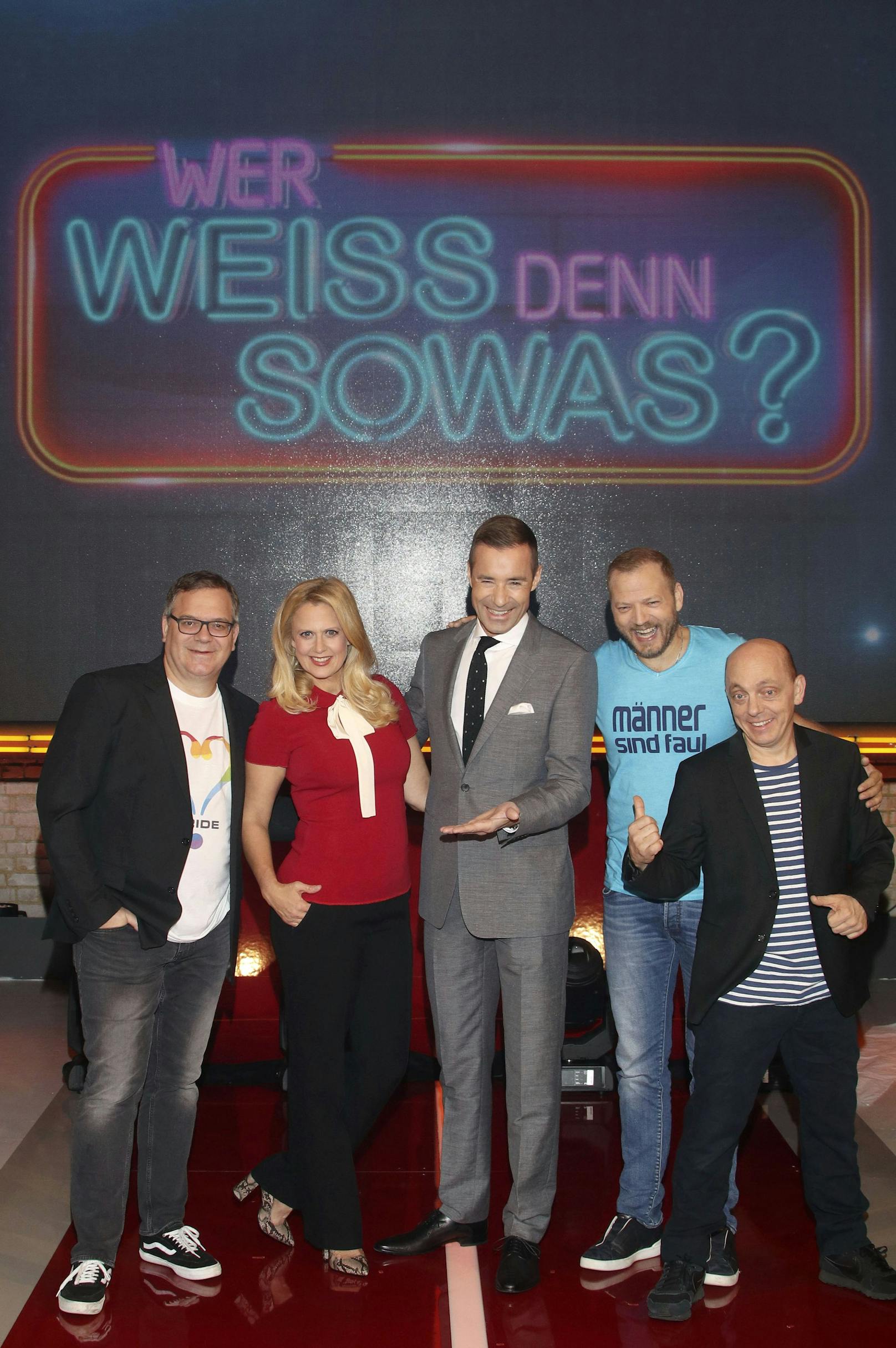 Seit 2015 moderiert er sehr erfolgreich die Quiz-Show "Wer weiß denn sowas?" in der ARD (im Bild: mit <strong>Elton, Barbara Schöneberger, Mario Barth</strong> und <strong>Bernhard Hoecker</strong>)