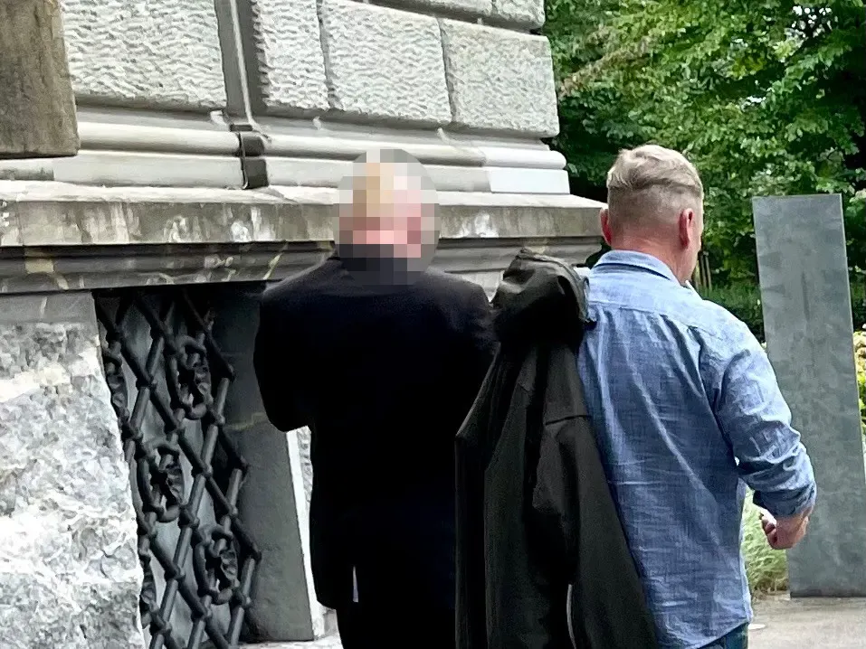 Der Beschuldigte (links) soll den 20 Monate alten Sohn seiner Freundin zu Tode geschüttelt haben. 