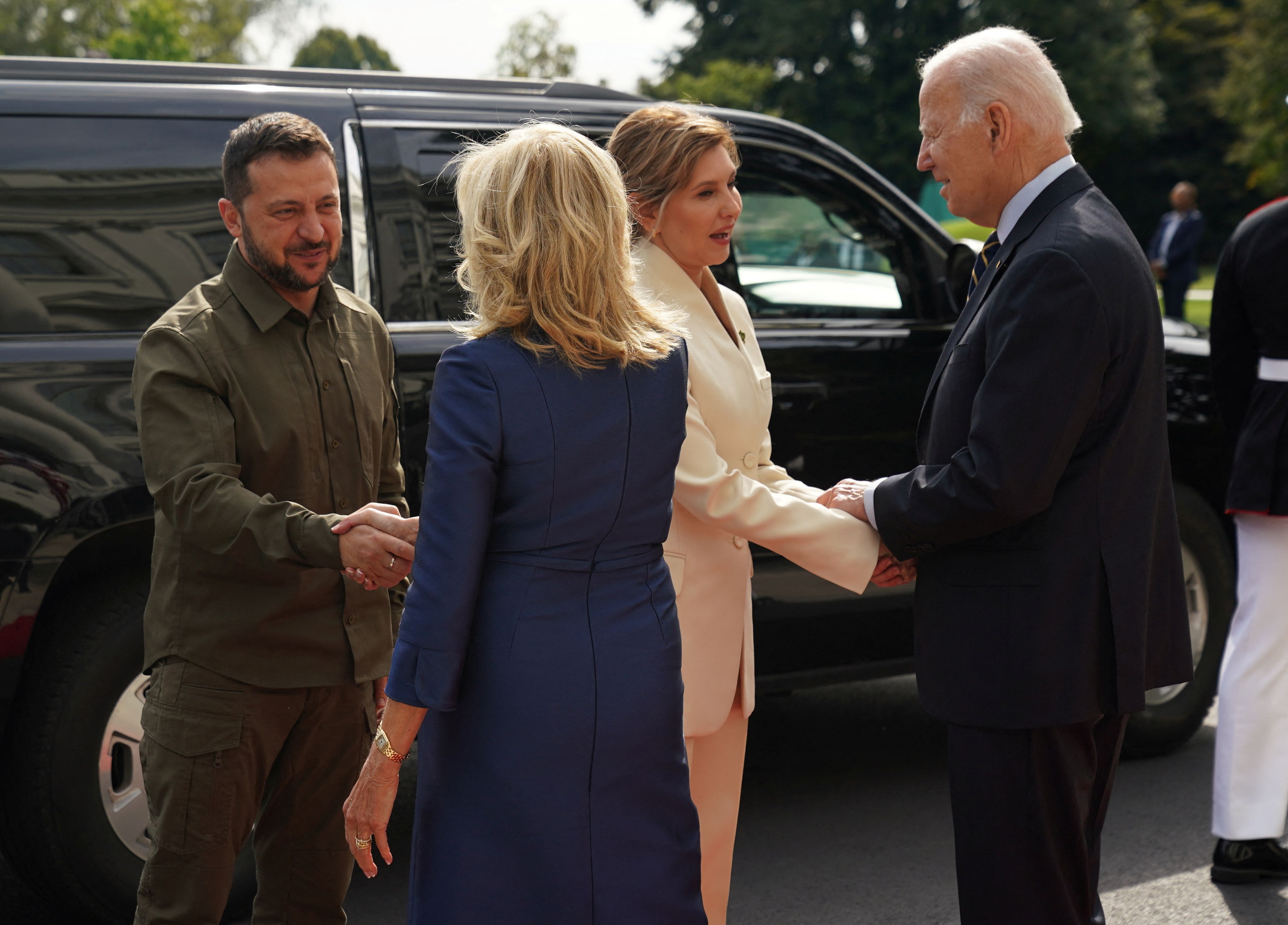 U.S.  President Joe Biden and first lady Jill Biden welcome Ukrainian President Volodymyr Zelenskiy and his wife Olena as they arrive on the South Lawn of the White House in Washington, U.S., September 21, 2023. REUTERS/Kevin Lamarque