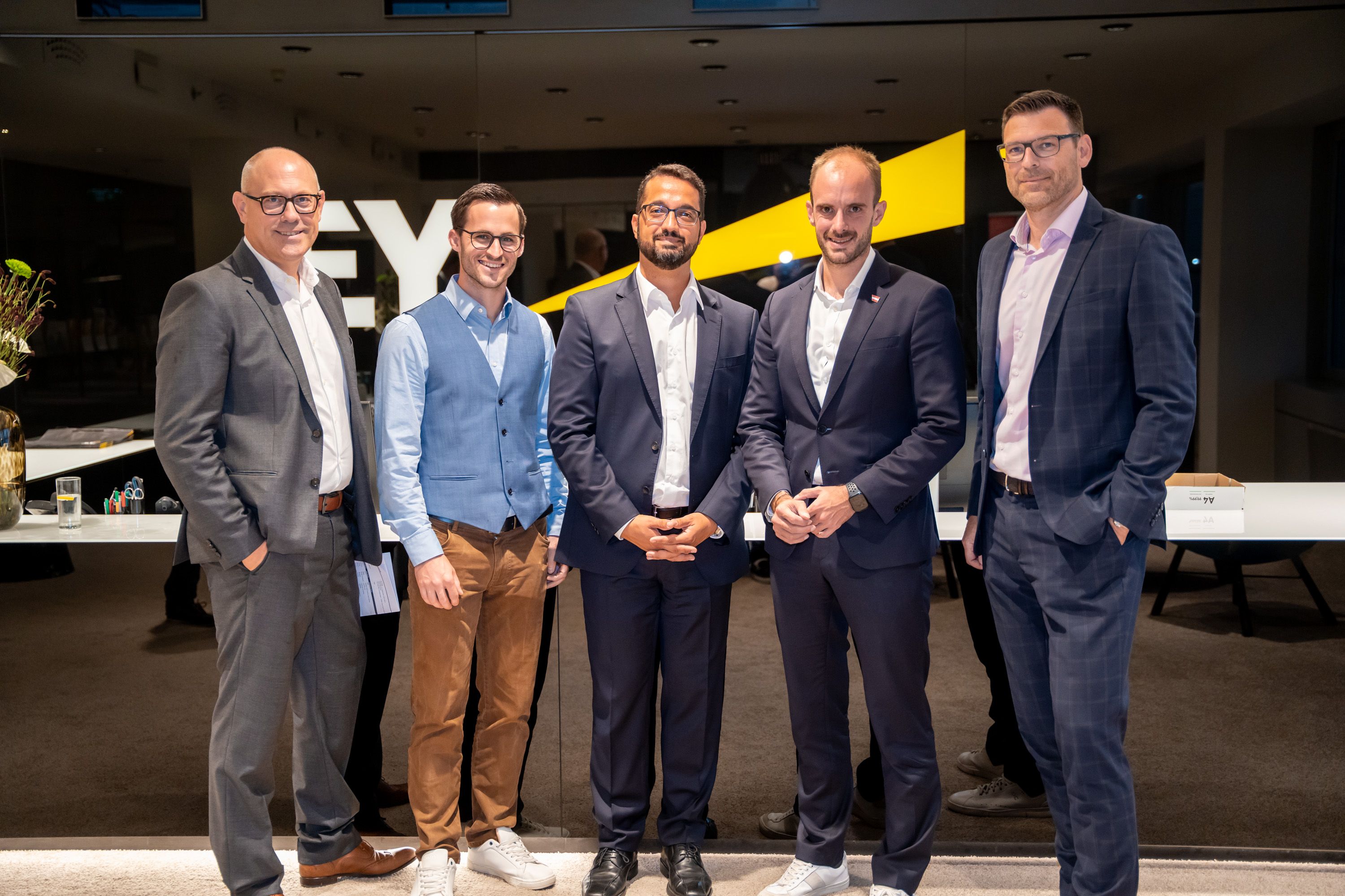 Oliver Suchoki, Leiter HR-Consulting und Associate Partner im Bereich People Advisory Services bei EY Österreich, Daniel Erbert, Senior Consultant im Bereich Data & Analytics bei EY Österreich, Ali Aram, Leiter des Technology Consulting bei EY Österreich, Florian Tursky, Staatssekretär für Digitalisierung und Telekommunikation, Gunther Reimoser, Country Managing Partner von EY Österreich.