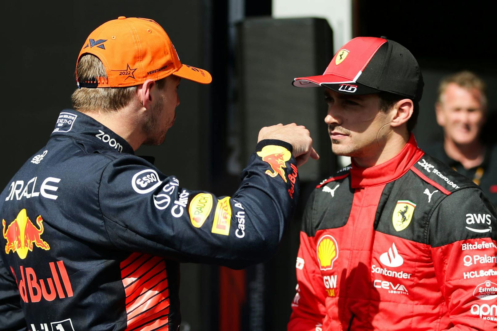 Ferrari-Pilot Charles Leclerc kritisiert den Umgang mit Doppel-Weltmeister Max Verstappen. 